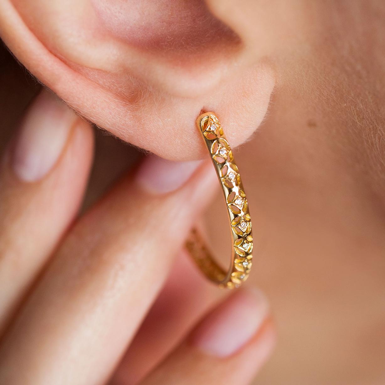 Contemporary Handcrafted 0.19 Carat Diamonds 18 Karat Yellow Gold Hoop Earrings For Sale