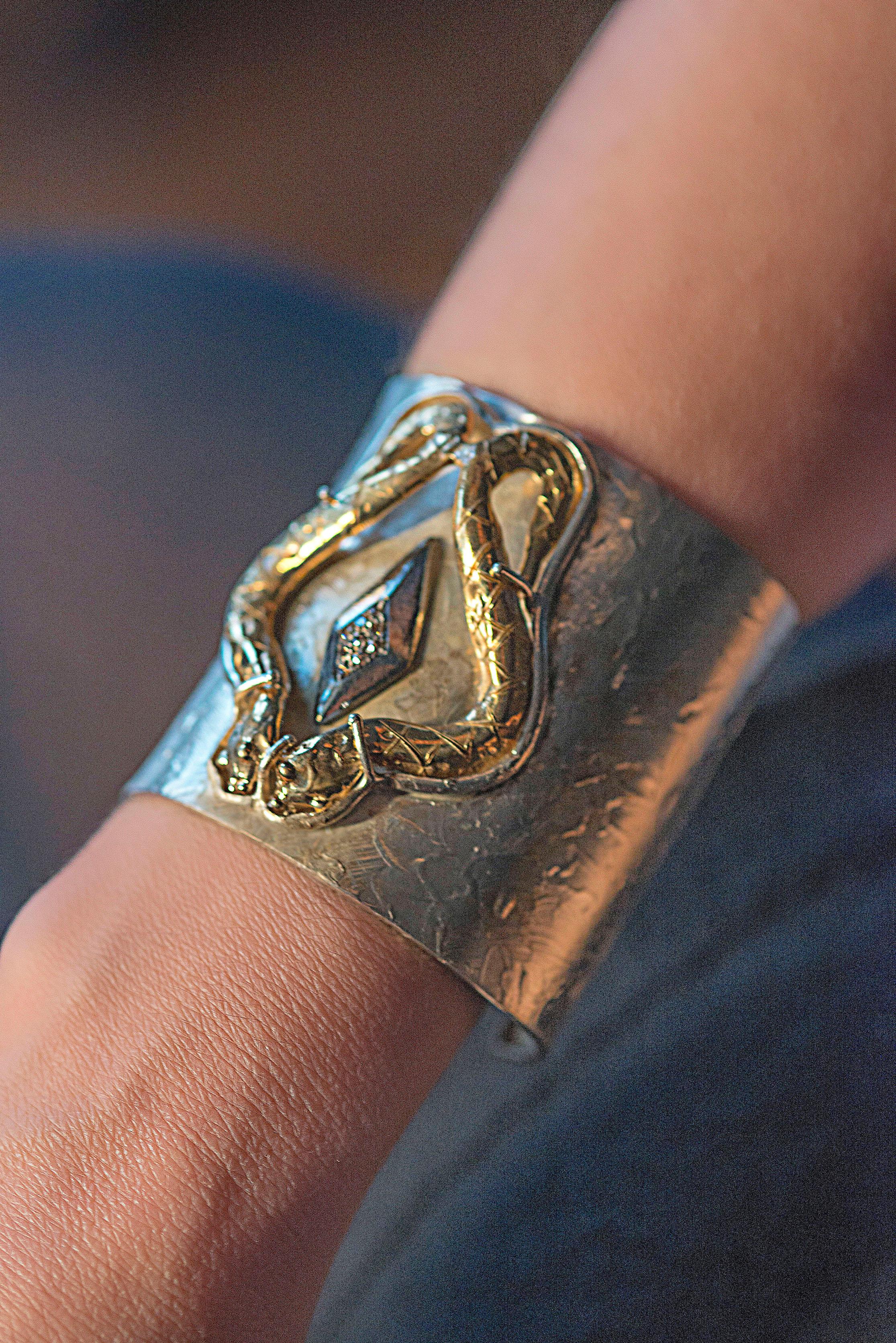 Moderne Bracelet manchette serpent en argent plaqué or 24 carats avec diamants de 0,20 carat  en vente