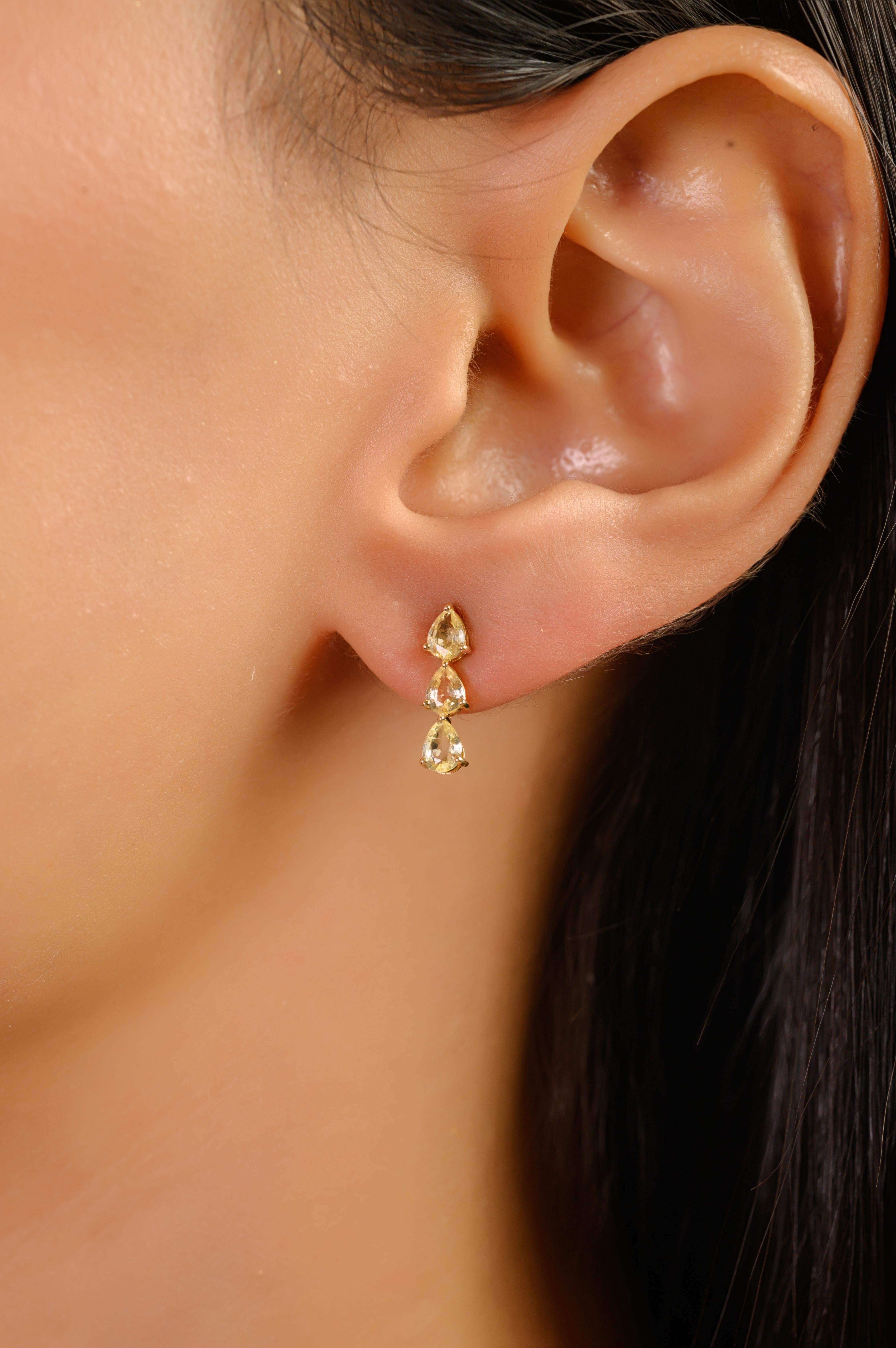 Taille poire Boucles d'oreilles pendantes en or jaune 14K avec saphir en forme de poire de 1,16 ct fait à la main en vente