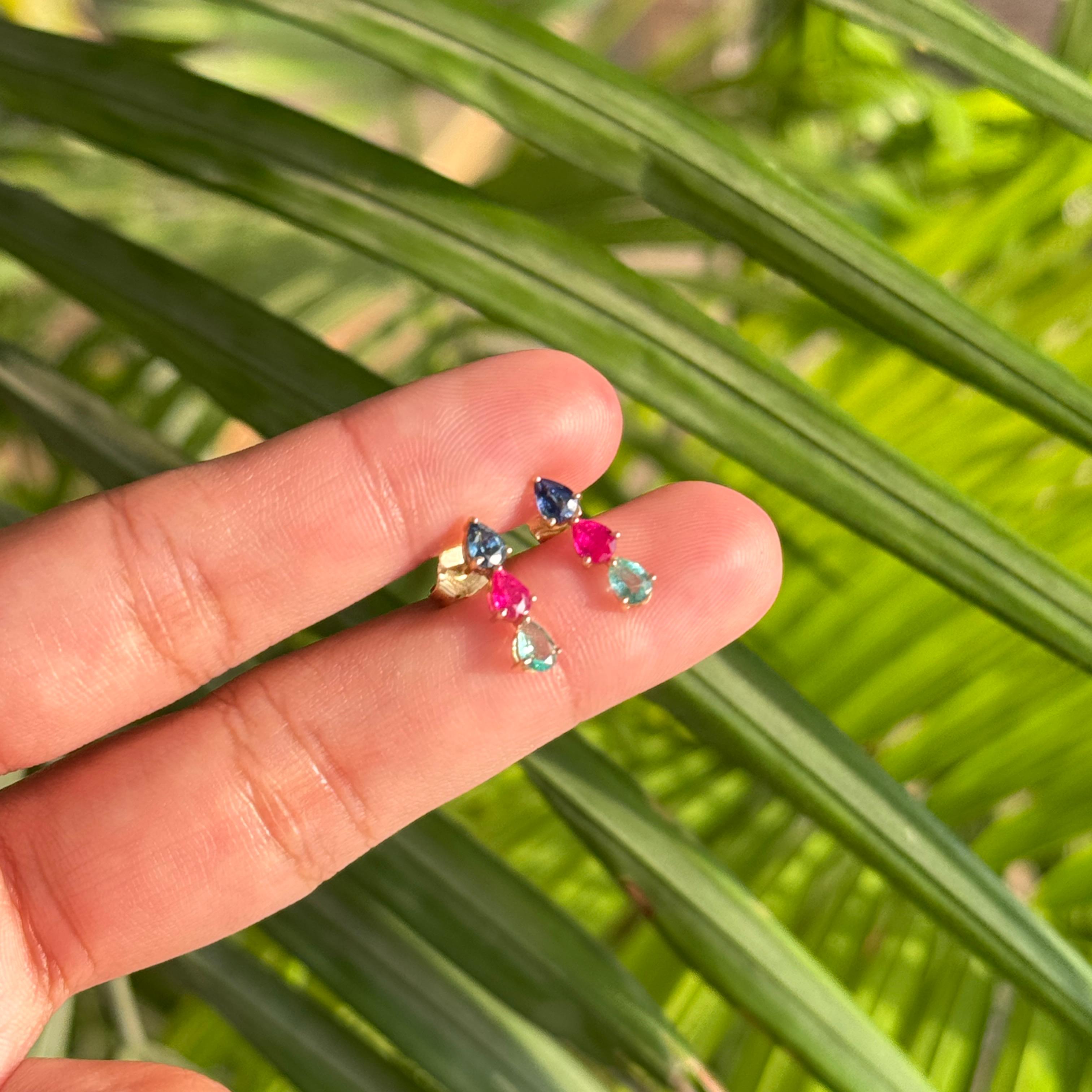 Taille poire Boucles d'oreilles pendantes en or jaune 14K de 1.18Ct Emeraude Rubis & Saphir Bleu en vente