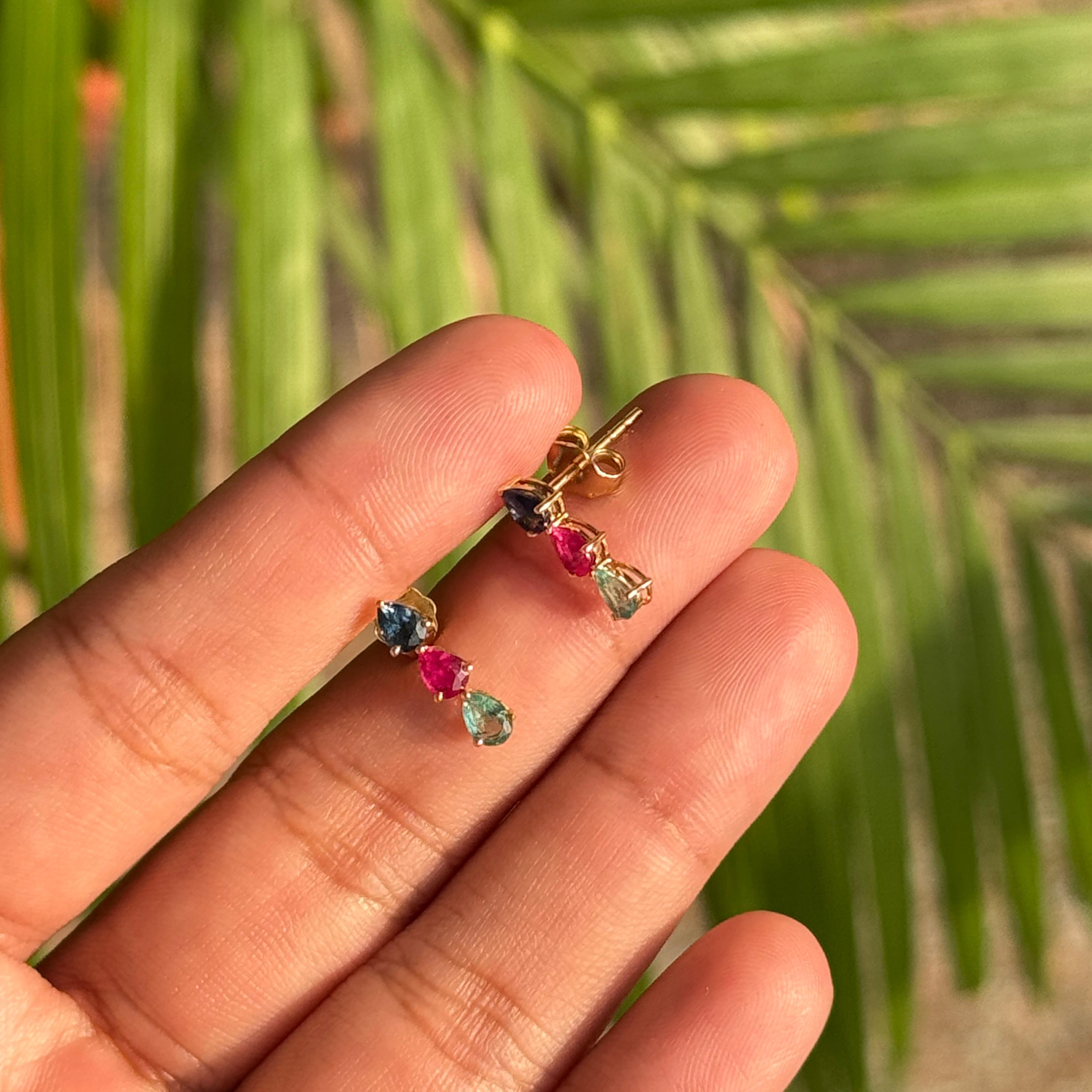 Boucles d'oreilles pendantes en or jaune 14K de 1.18Ct Emeraude Rubis & Saphir Bleu Pour femmes en vente