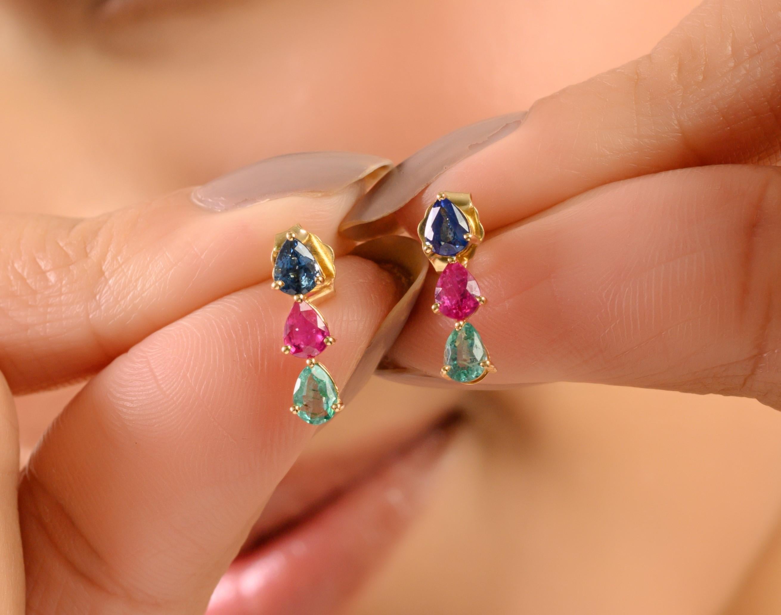 Boucles d'oreilles pendantes en or jaune 14K de 1.18Ct Emeraude Rubis & Saphir Bleu en vente 2