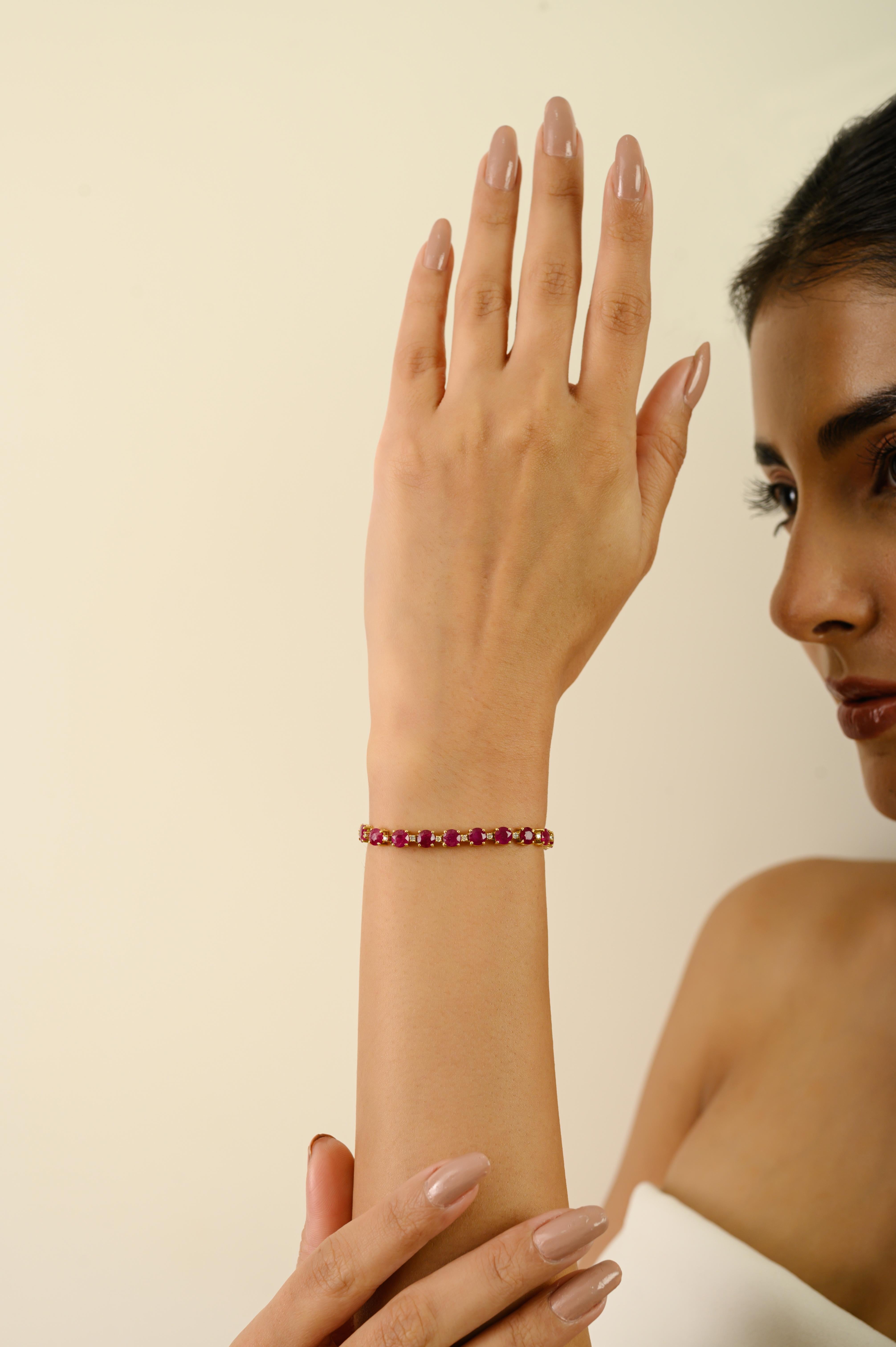 Esta delicada pulsera de tenis exhibe 30 rubíes de talla redonda que suman 12,99 quilates, engastados en lujoso oro amarillo de 18 quilates. Cada rubí mide aproximadamente 4,5 mm y está bellamente acentuado por 29 diamantes brillantes redondos que