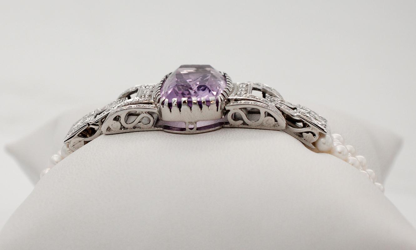 Elegante pulsera de eslabones en estructura de oro blanco de 14 quilates tachonada con una amatista central rodeada de pequeños diamantes blancos. Lateralmente, cuatro filas de pequeñas perlas blancas.
Esta pulsera está totalmente hecha a mano por