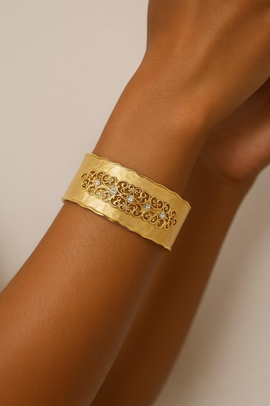 Filigranes handgefertigtes Armband aus 14 Karat Gelbgold Damen im Angebot