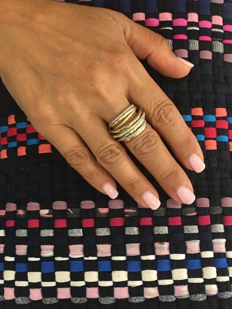 En vente :  Bague en or jaune 14 carats en forme d'arc martelé, fabriquée à la main 3