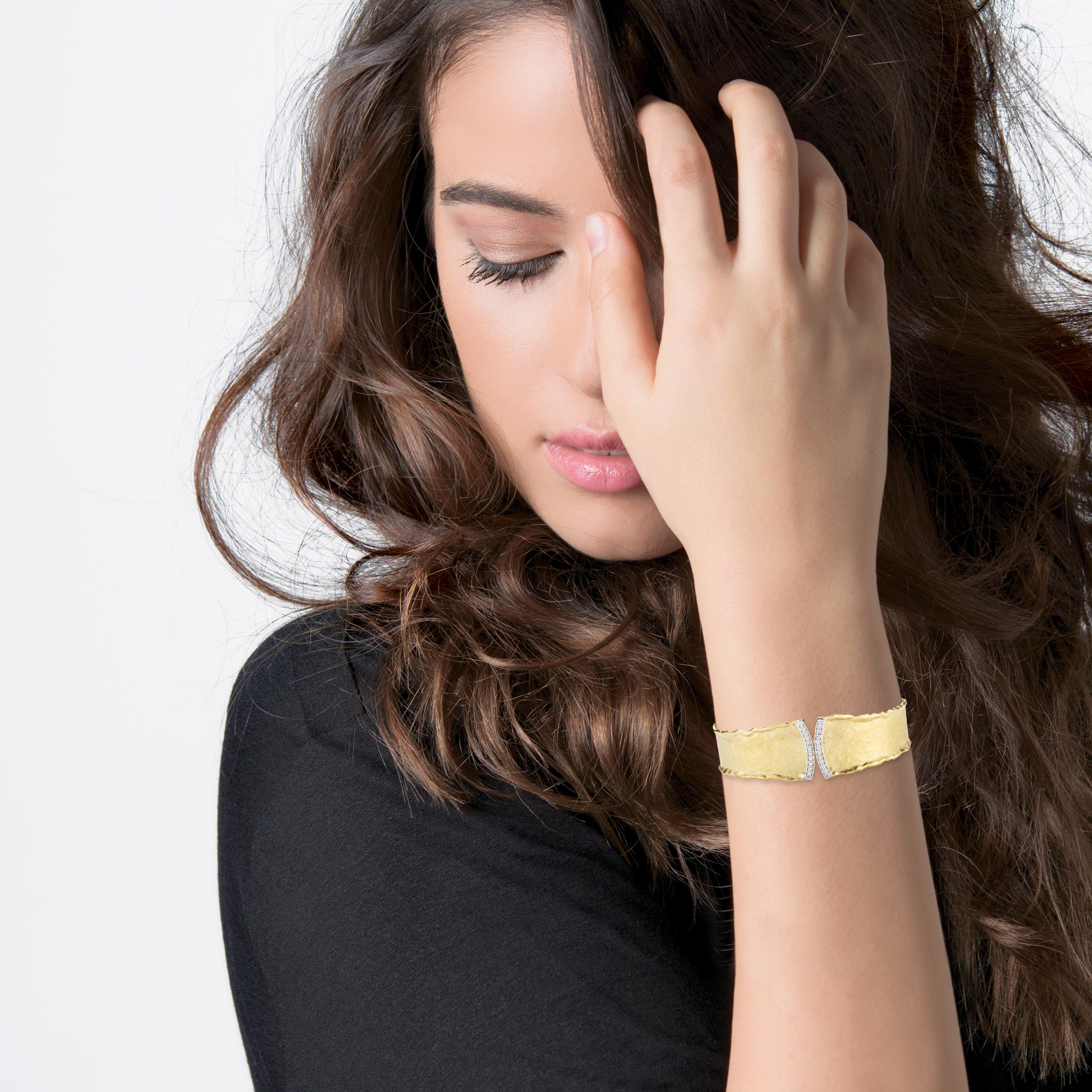 Handgefertigtes Armband aus 14 Karat Gelbgold mit gehämmerter Manschette im Zustand „Neu“ im Angebot in Great Neck, NY