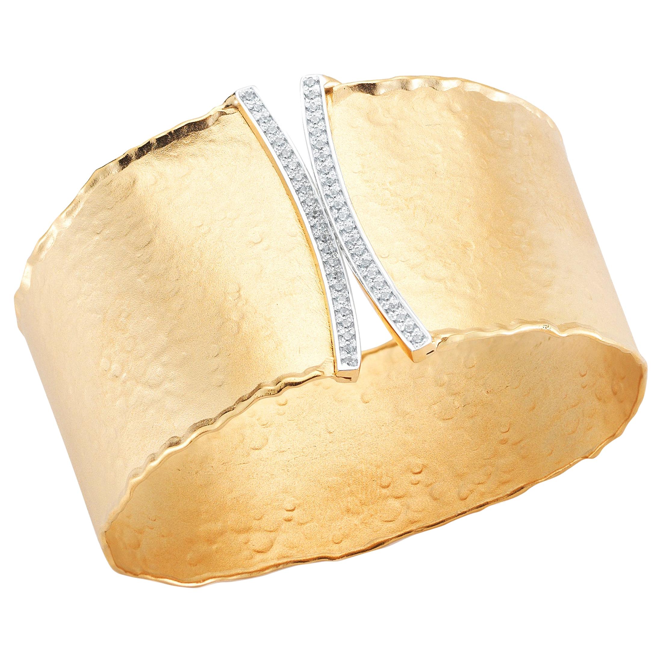 Bracelet manchette martelé en or jaune 14 carats, fabriqué à la main en vente