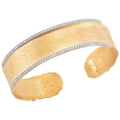 Handgefertigtes Armband aus 14 Karat Gelbgold mit gehämmerter Manschette