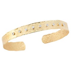 Handgefertigtes Armband aus 14 Karat Gelbgold mit gehämmerter Manschette