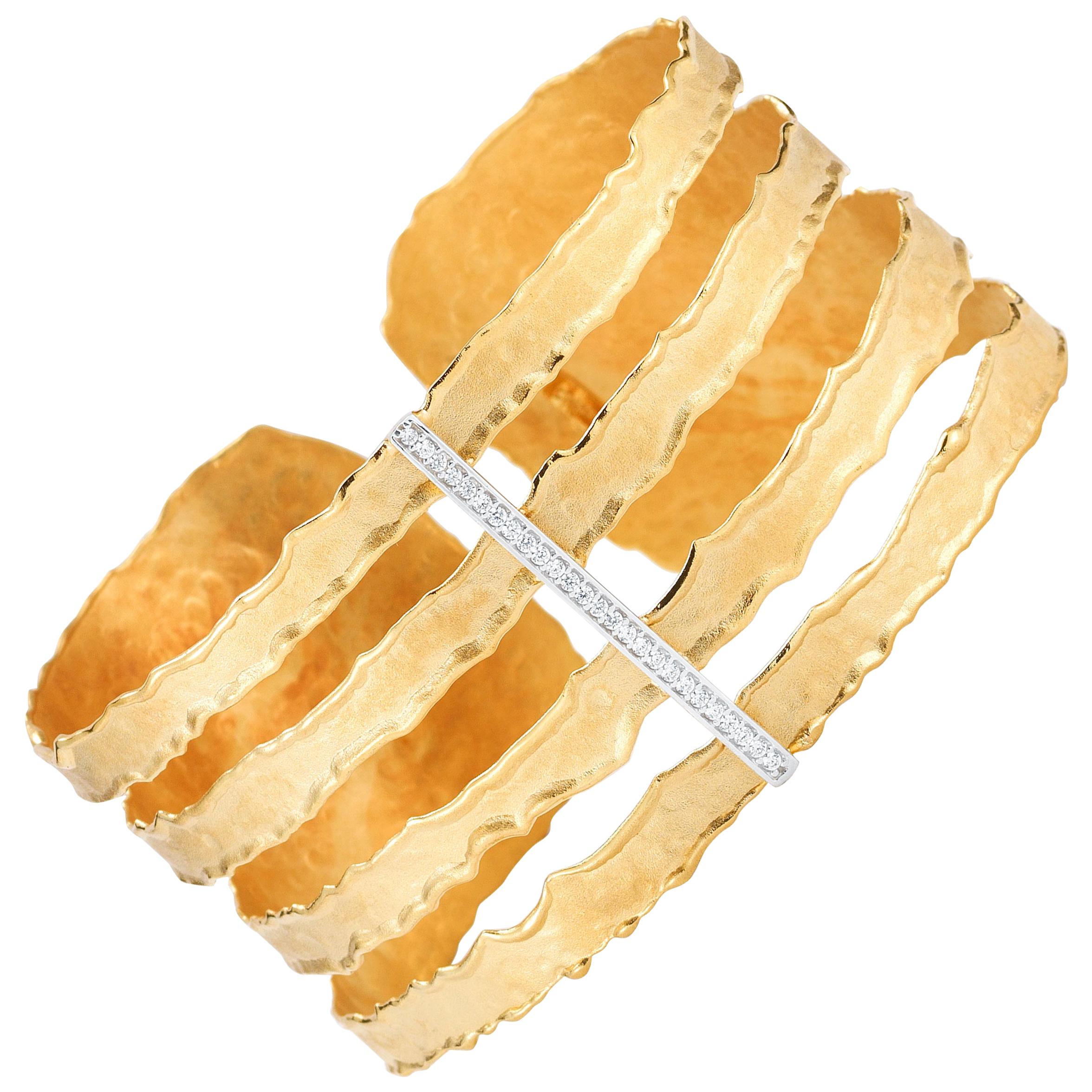 Handgefertigtes Manschettenarmband aus 14 Karat Gelbgold mit gehämmertem Ausschnitt im Angebot
