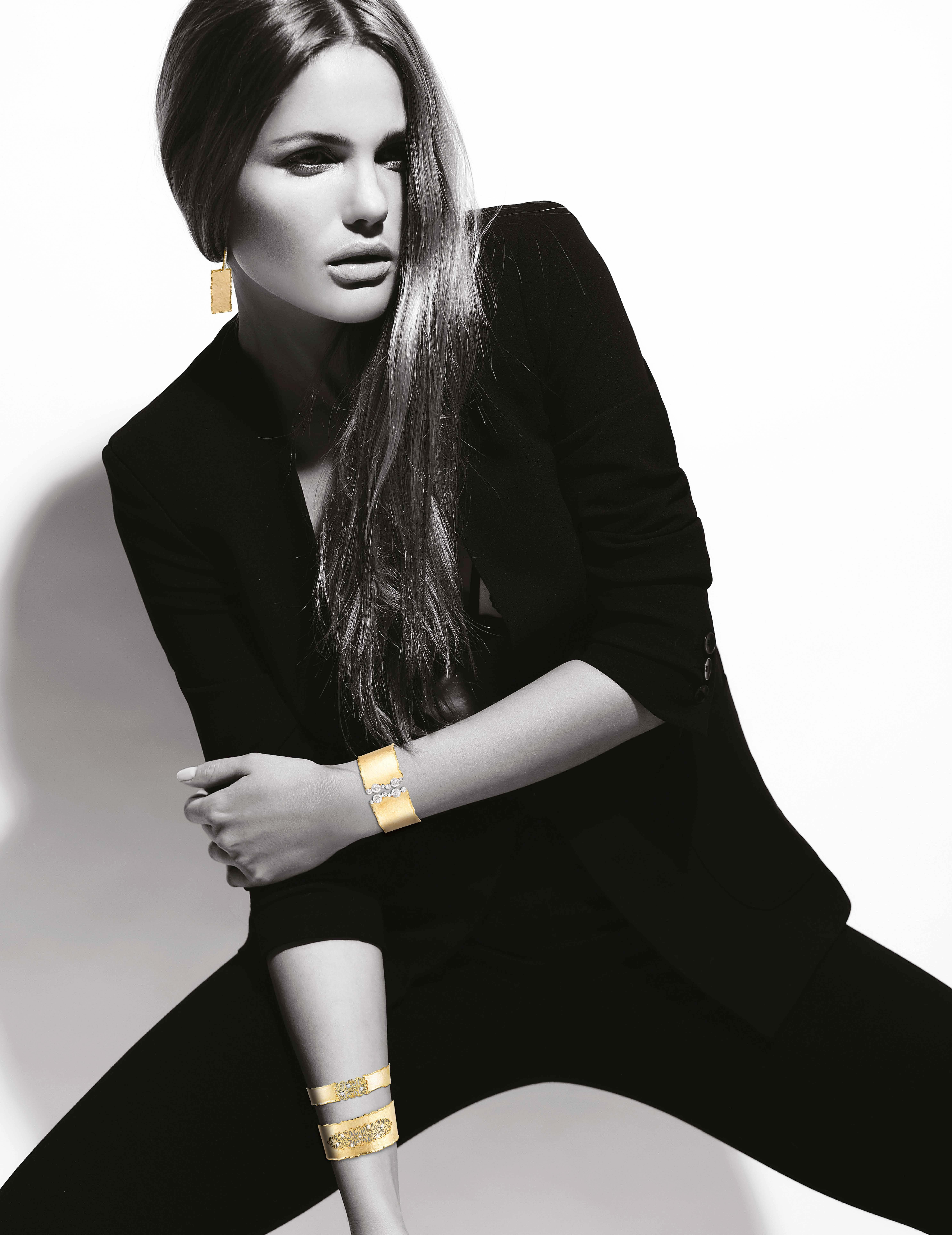 Pulsera artesanal de filigrana martillada de oro amarillo de 14 quilates Corte redondo en venta