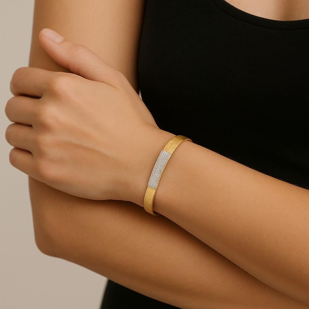 Bracelet manchette «ID » martelé en or jaune 14 carats, fabriqué à la main en vente 1
