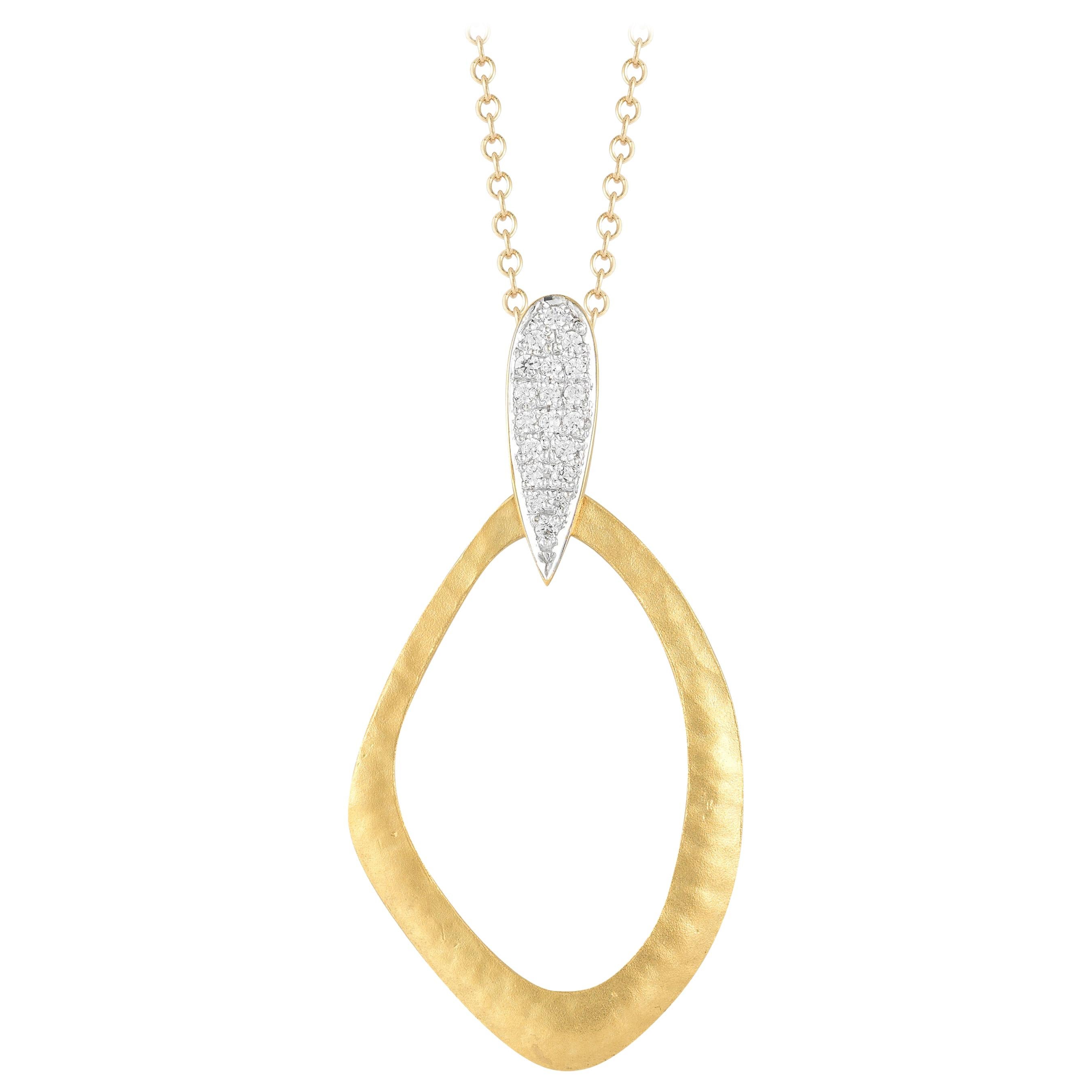 Pendentif artisanal en or jaune 14 carats martelé, accentué de diamants en vente
