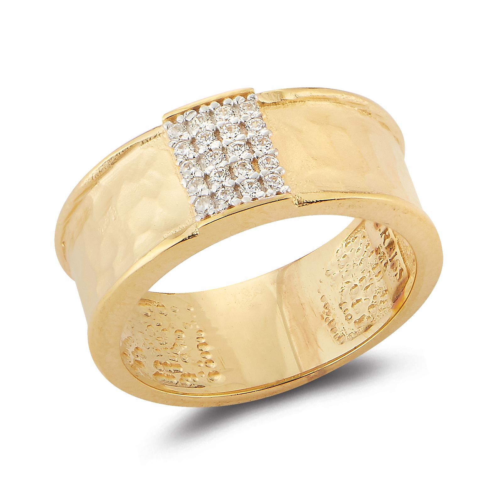 Anillo de oro amarillo de 14 quilates hecho a mano de 8 mm con acabado mate y martillado, centrado con 0,12 quilates de un motivo rectangular de diamantes engastados con pavé.
