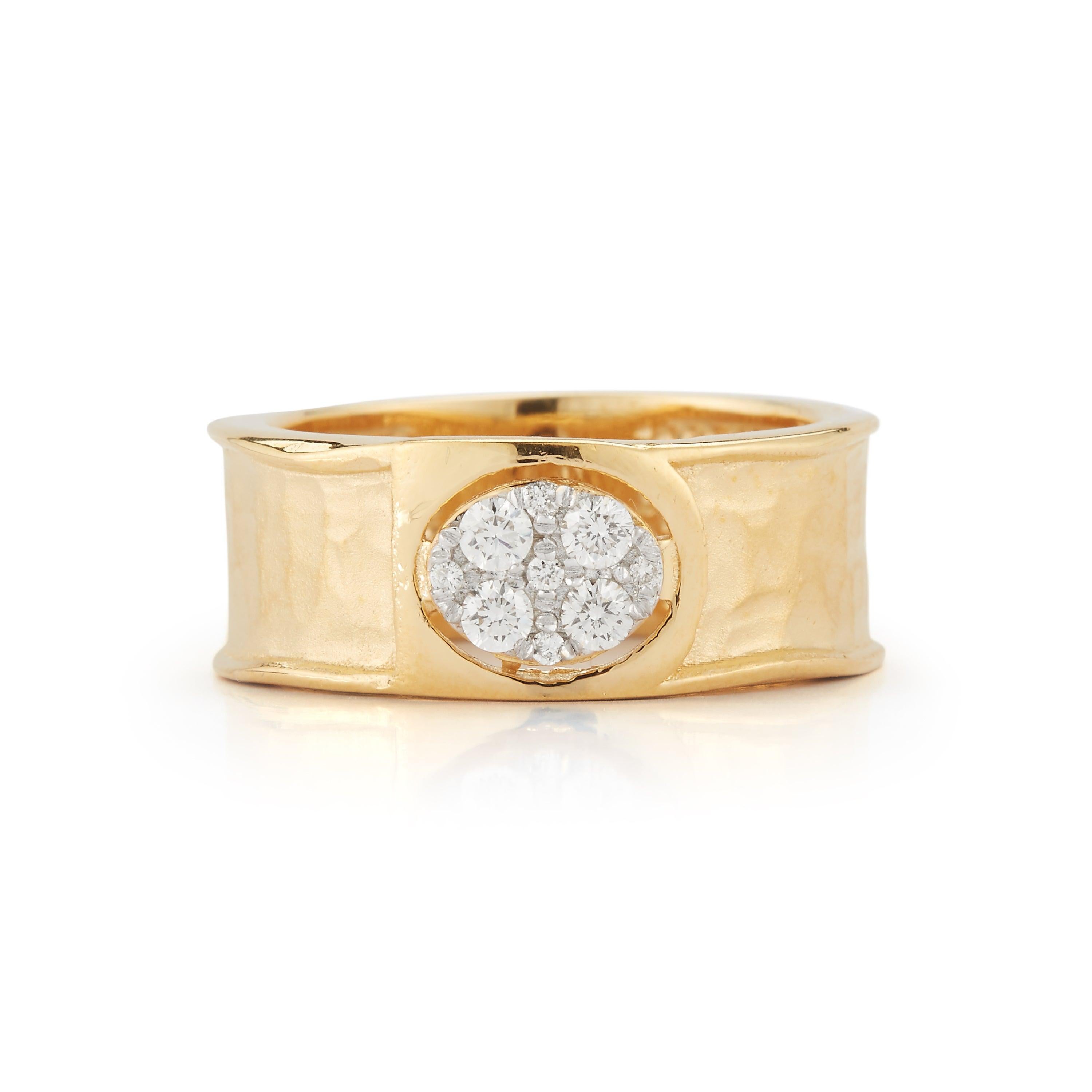Im Angebot: Handgefertigter gehämmerter 14 Karat Gelbgold-Ring mit ovalem Diamantmotiv () 3