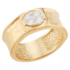 Bague en or jaune 14 carats martelé de fabrication artisanale avec un motif ovale de diamants