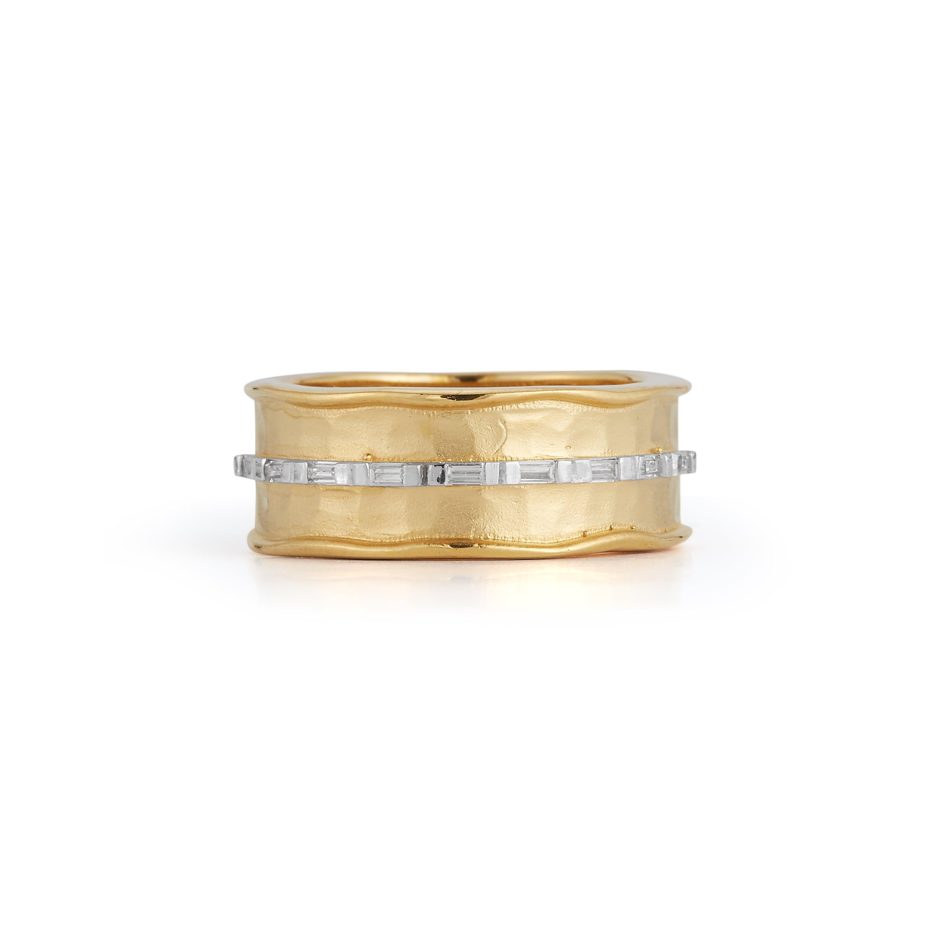 Im Angebot: Handgefertigter gehämmerter Ring aus 14 Karat Gelbgold mit Baguette-Diamanten () 2