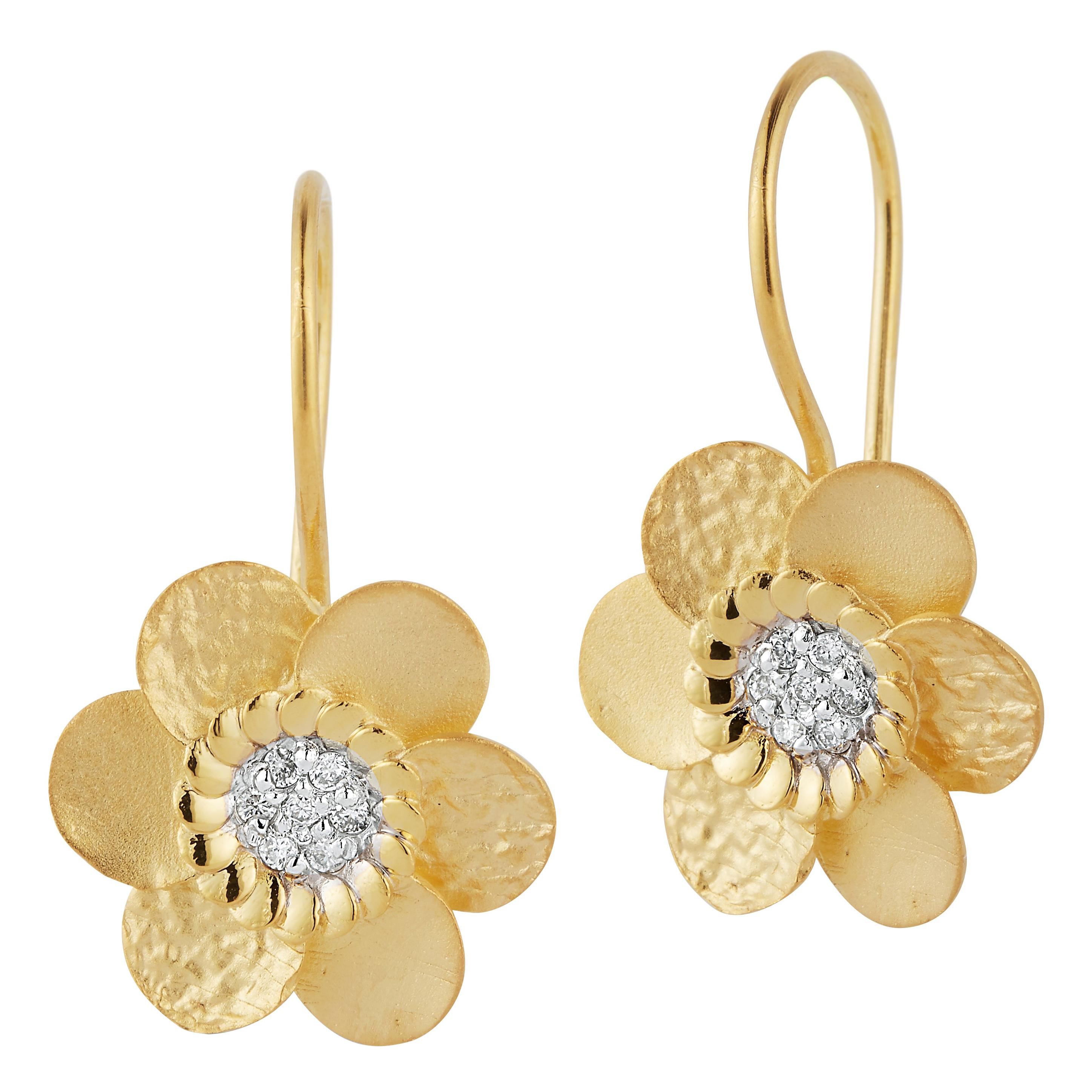 Handcrafted 14 Karat Yellow Gold Mixed Finish Daisy Earrings For Sale