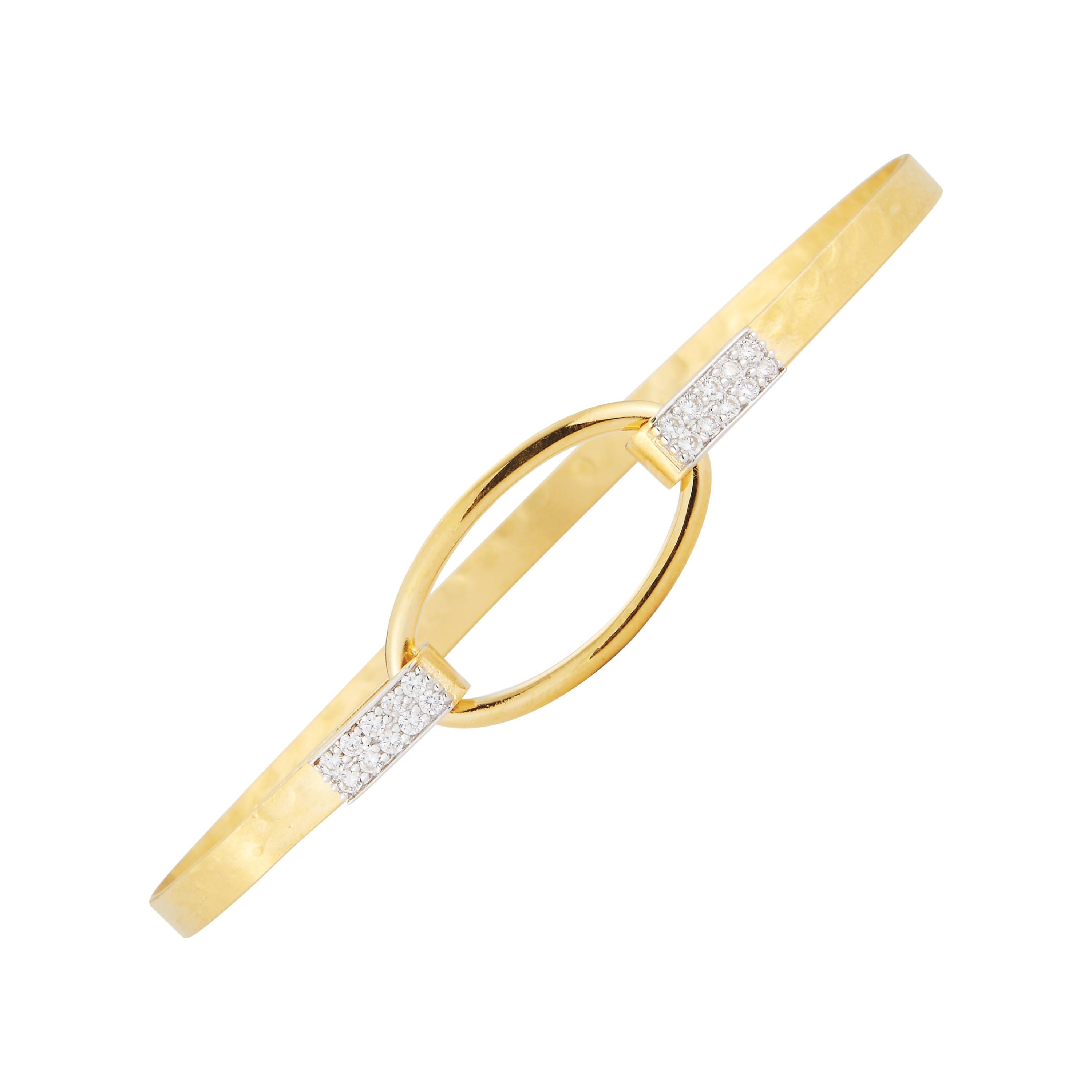 Bracelet jonc ovale ouvert en or jaune 14 carats à finition mélangée, fabriqué à la main en vente