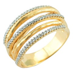 Anello artigianale ad arco piccolo martellato in oro giallo 14 carati