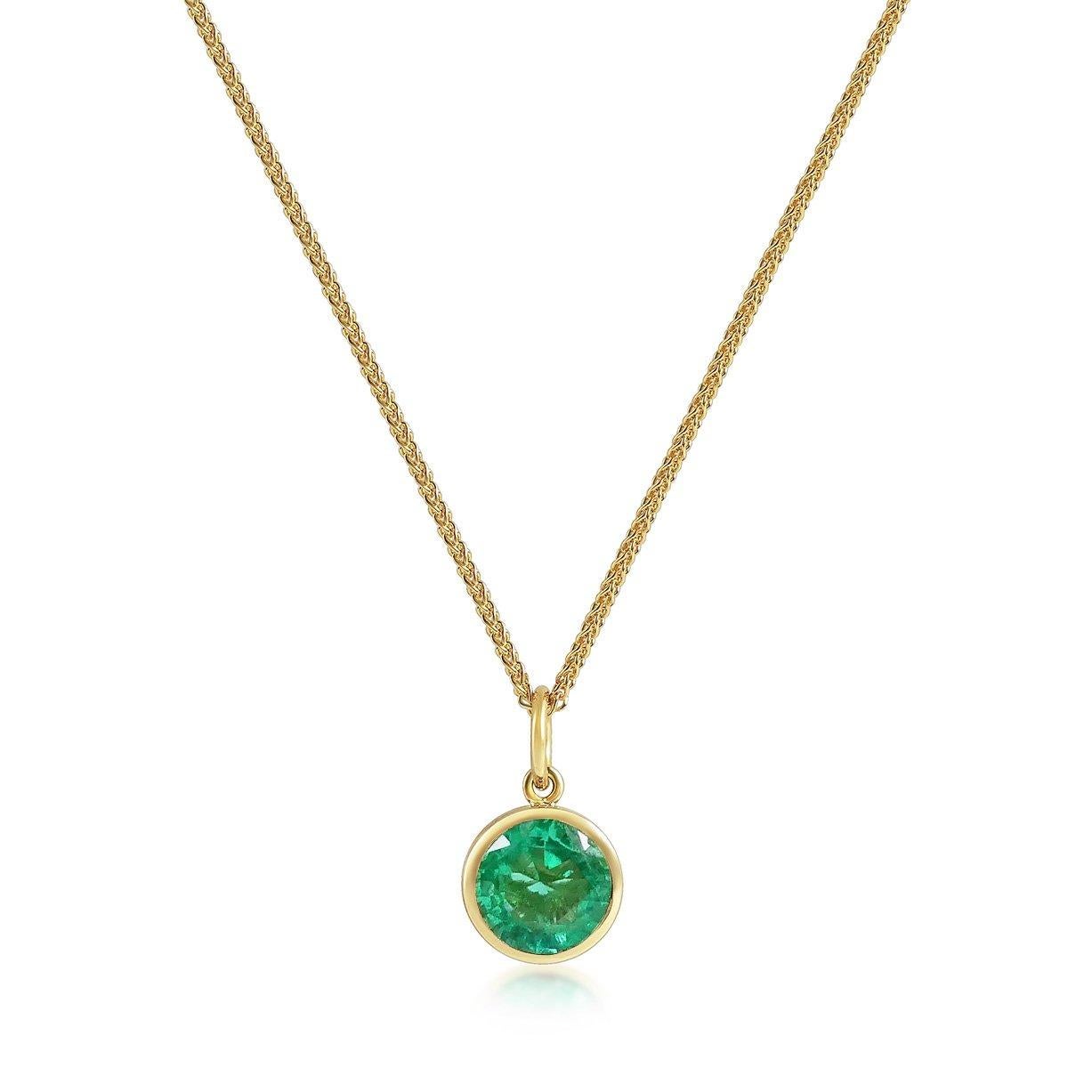 Round Cut Handcrafted 1.00 Carat Emerald 18 Karat Yellow Gold Pendant Necklace For Sale