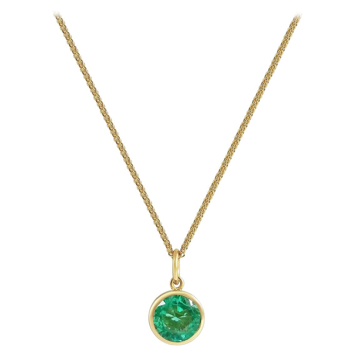 Handcrafted 1.00 Carat Emerald 18 Karat Yellow Gold Pendant Necklace For Sale