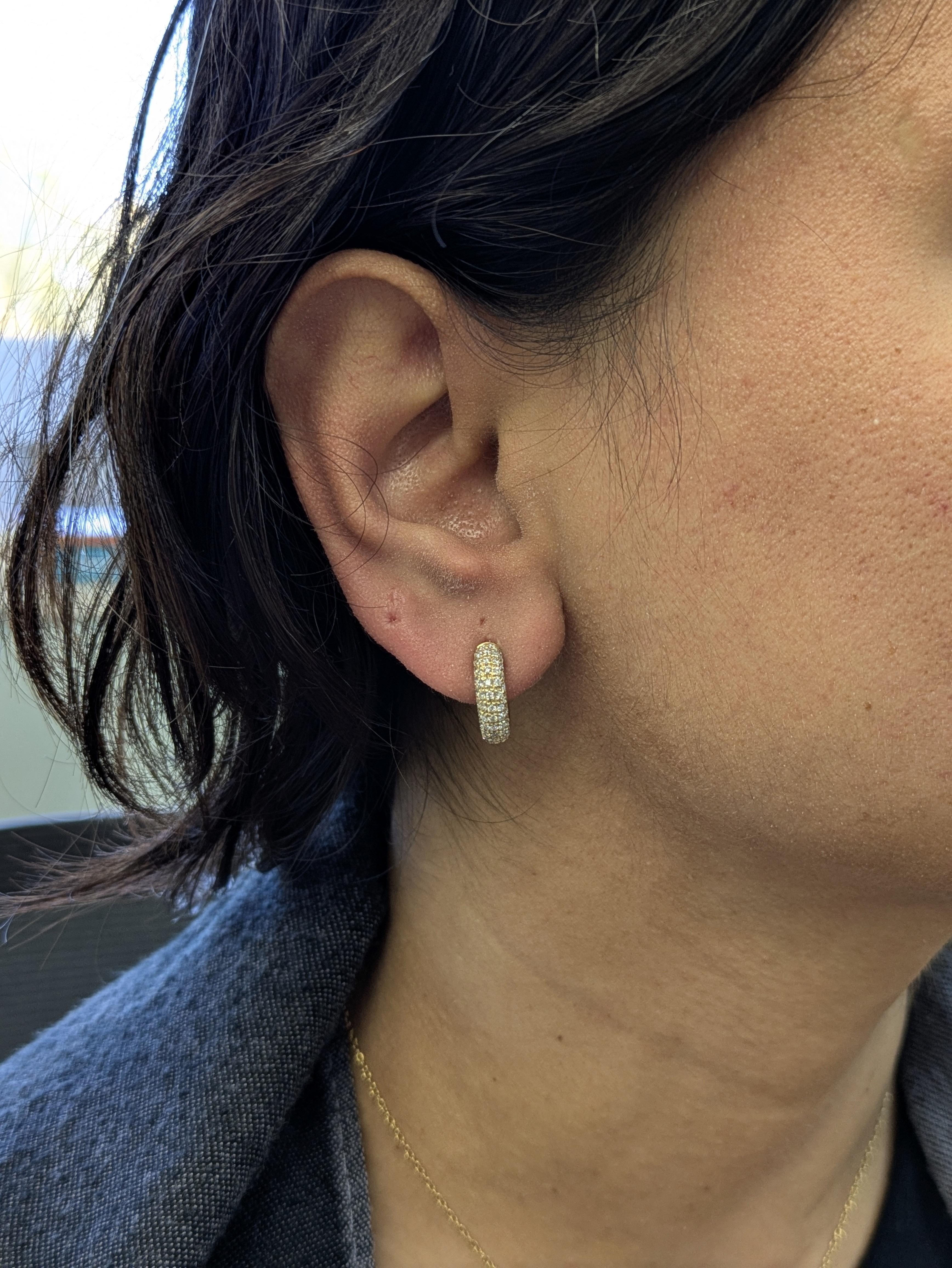 Sapientemente realizzato a mano in oro massiccio 14 carati, ogni cerchio è impreziosito da diamanti naturali, eticamente estratti dalla terra. Un pezzo raffinato che eleva qualsiasi collezione di gioielli.

