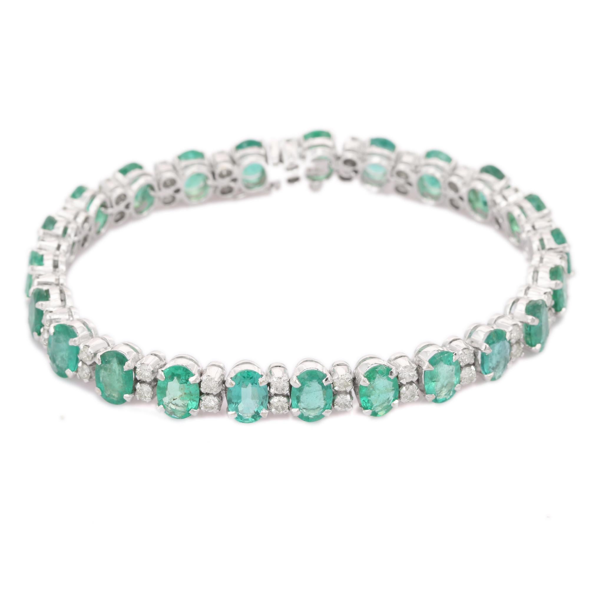 Handgefertigtes Armband aus 14kt massivem Weißgold mit natürlichem 16,07 Karat Smaragd und Diamanten (Ovalschliff) im Angebot