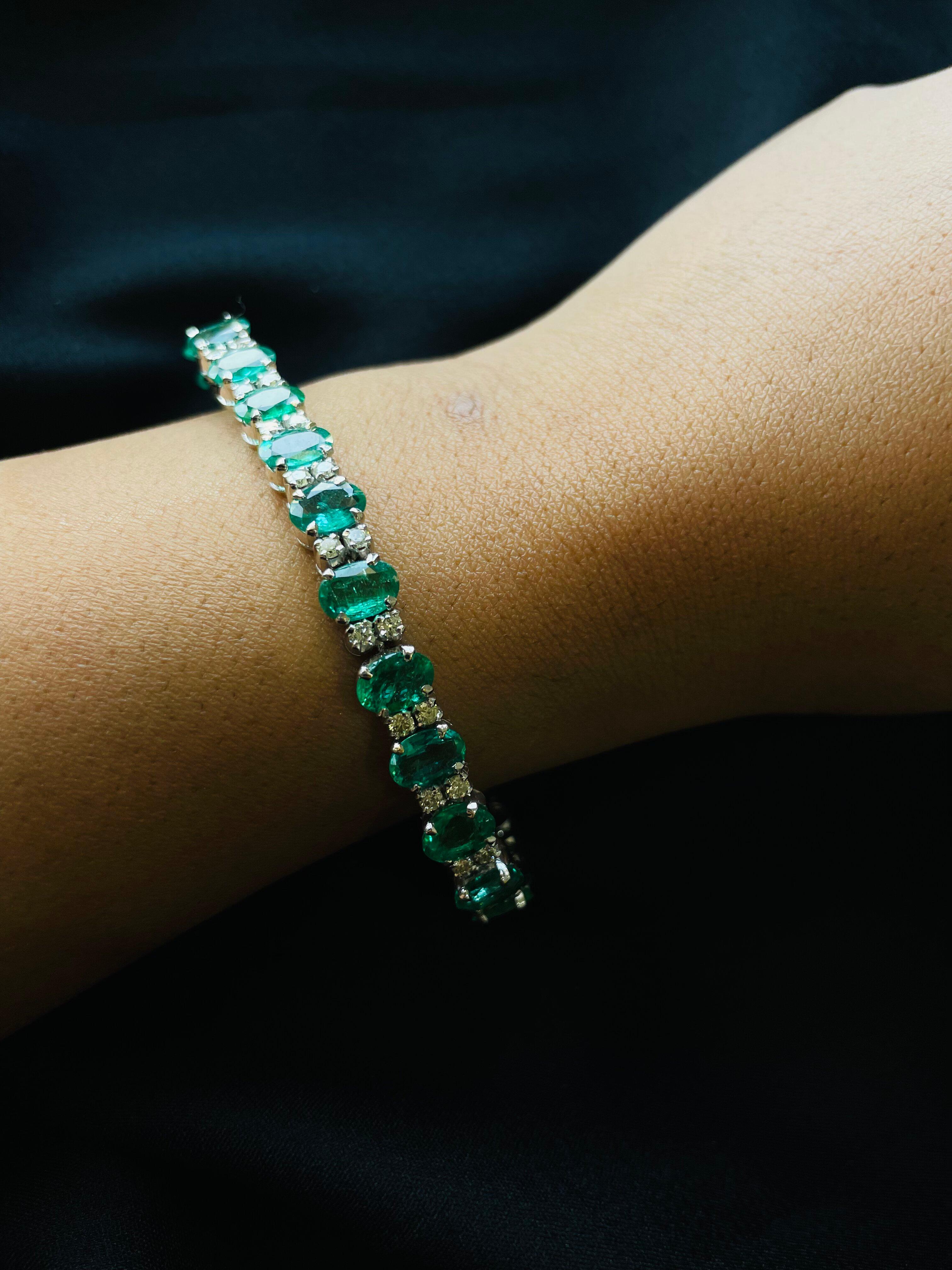 Handgefertigtes Armband aus 14kt massivem Weißgold mit natürlichem 16,07 Karat Smaragd und Diamanten Damen im Angebot