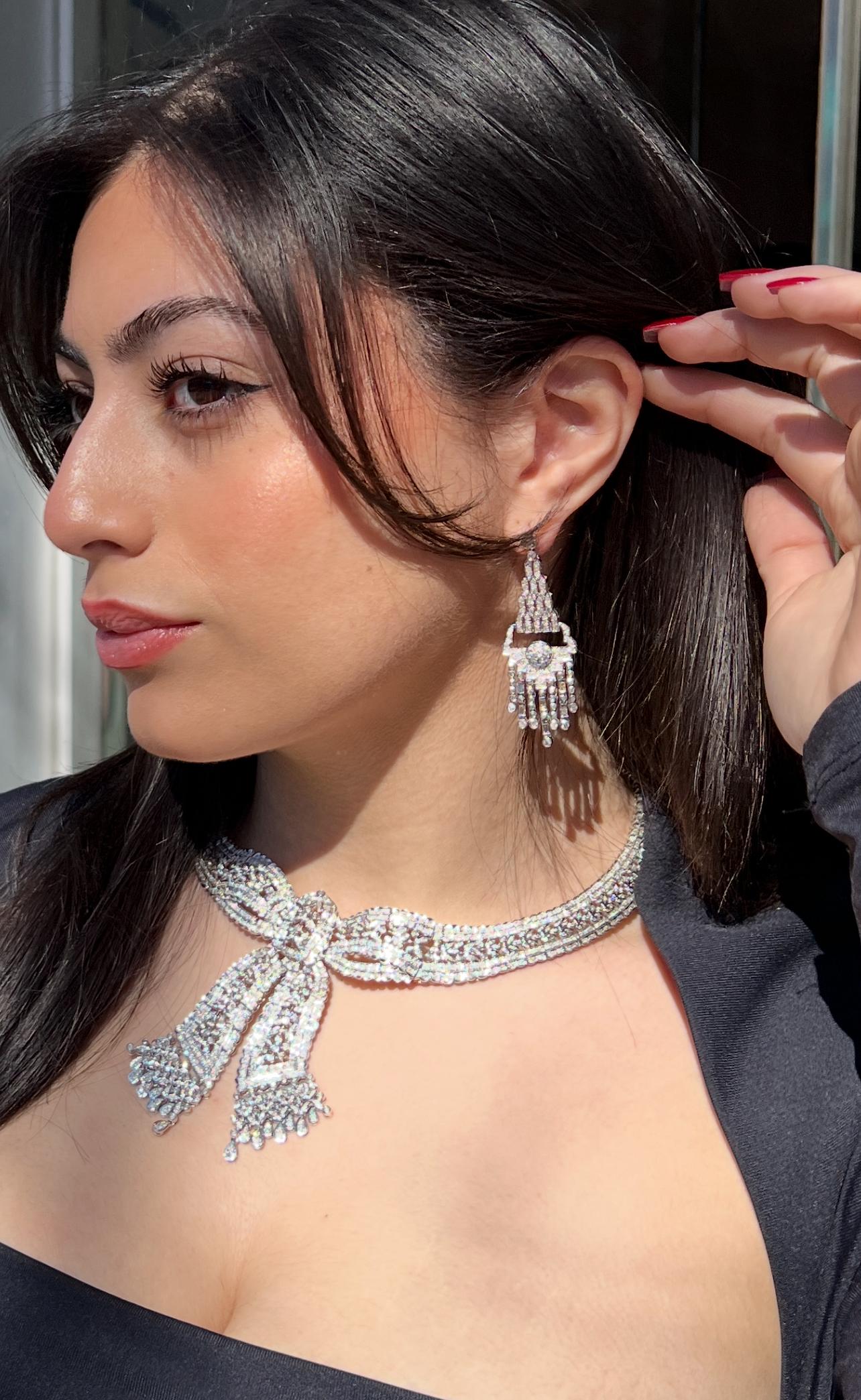 Alta Gioielleria Collana con fiocco di diamanti in oro bianco 18 carati - 15,00 carati totali
Una straordinaria collana di alta gioielleria realizzata a mano, disegnata nello spirito dell'Art Déco e dell'eleganza della Belle Époque. Questo magnifico