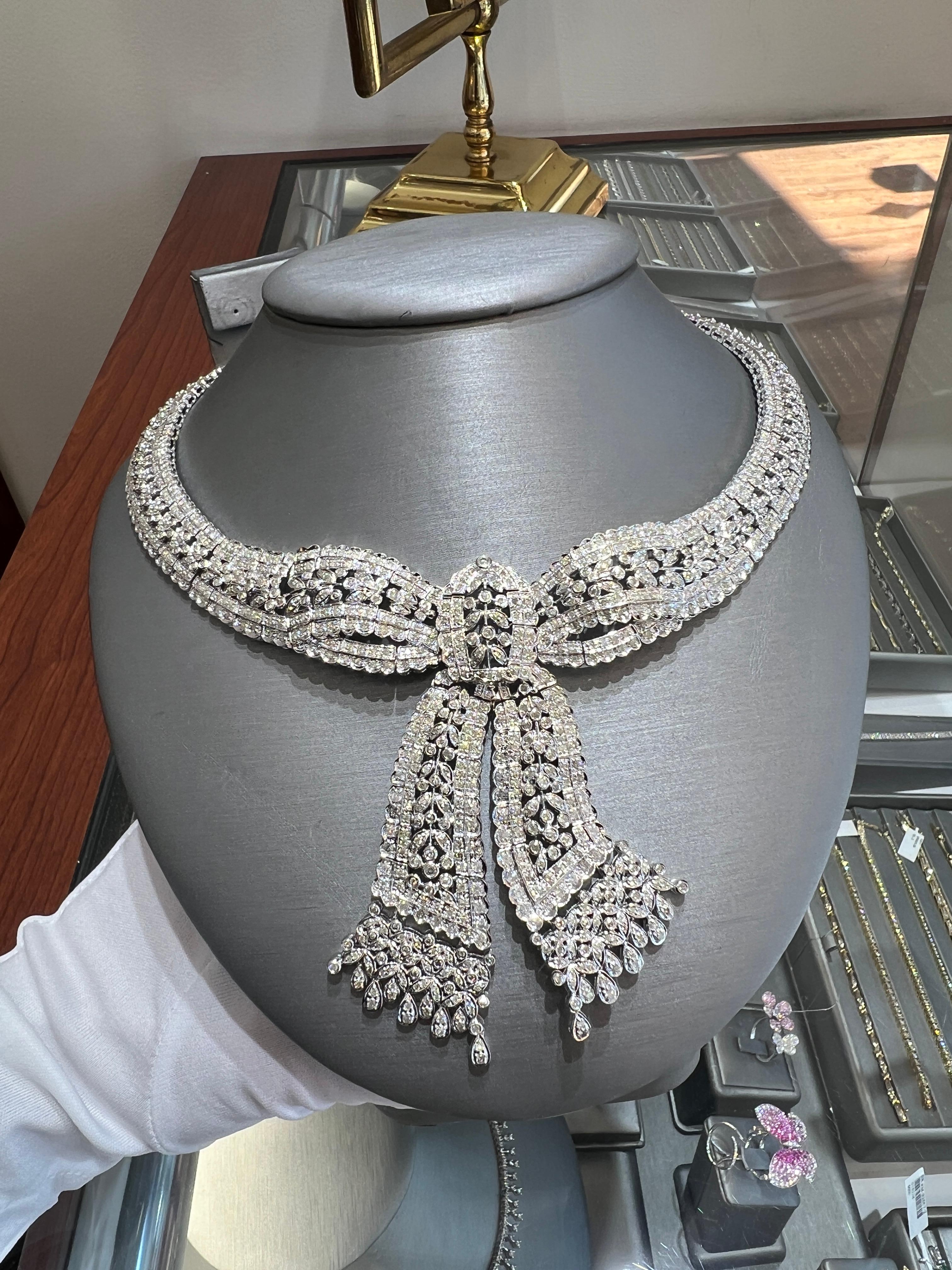Collana con fiocco Art Deco Belle Époque da 15,00 carati realizzata a mano in oro bianco 18 carati In condizioni Nuovo in vendita a Great Neck, NY