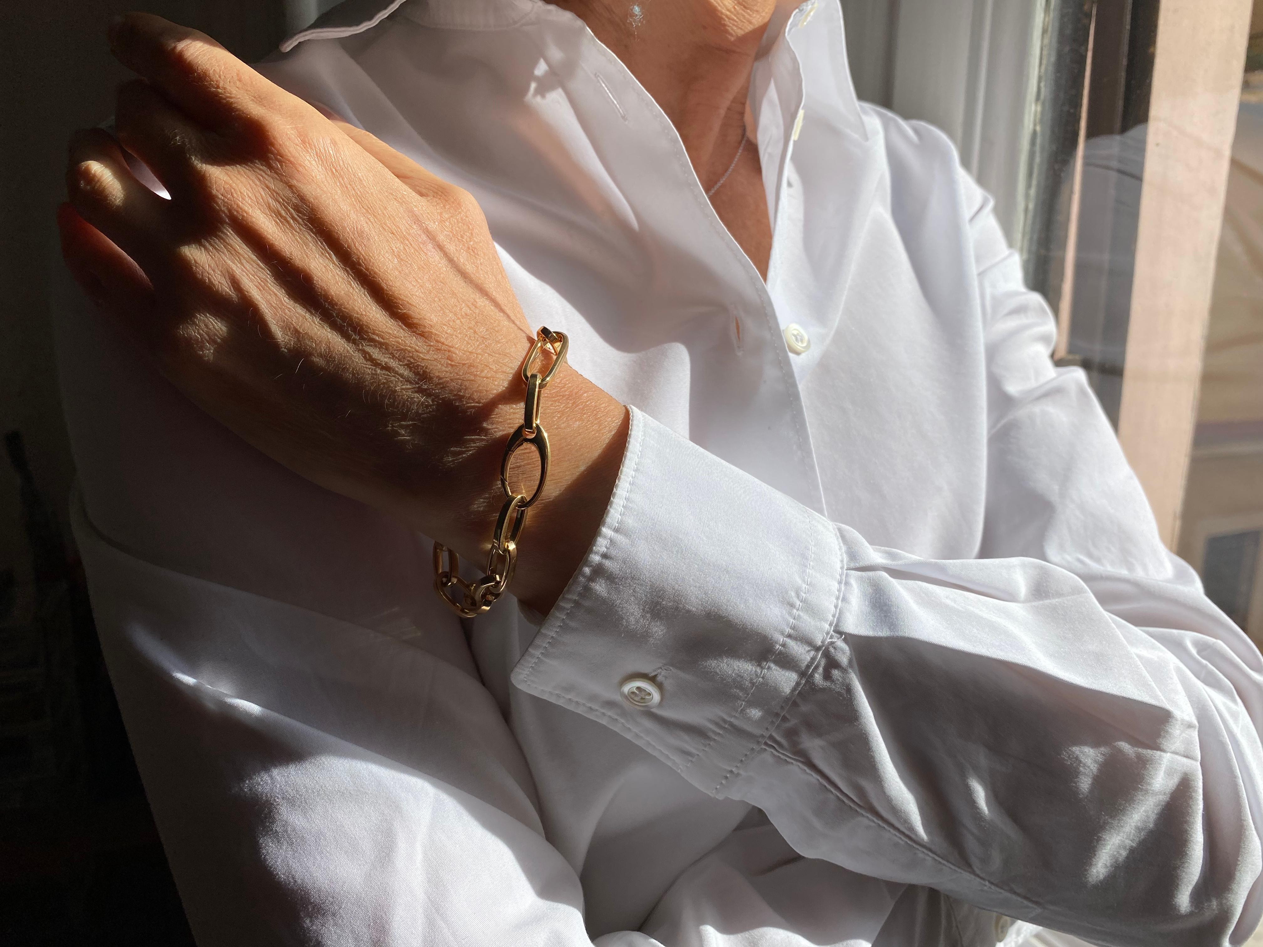 Handgefertigtes 18 Karat Gelbgold Büroklammer Big Links Armband
Dieses schöne Büroklammerarmband wird von Experten in 18 Karat Gelbgold handgefertigt. Die Kette ist handgefertigt. 
Abmessungen: L 20 cm X B 9 mm 
L 7.87 in X W 0.35 in 
Gewicht : 12