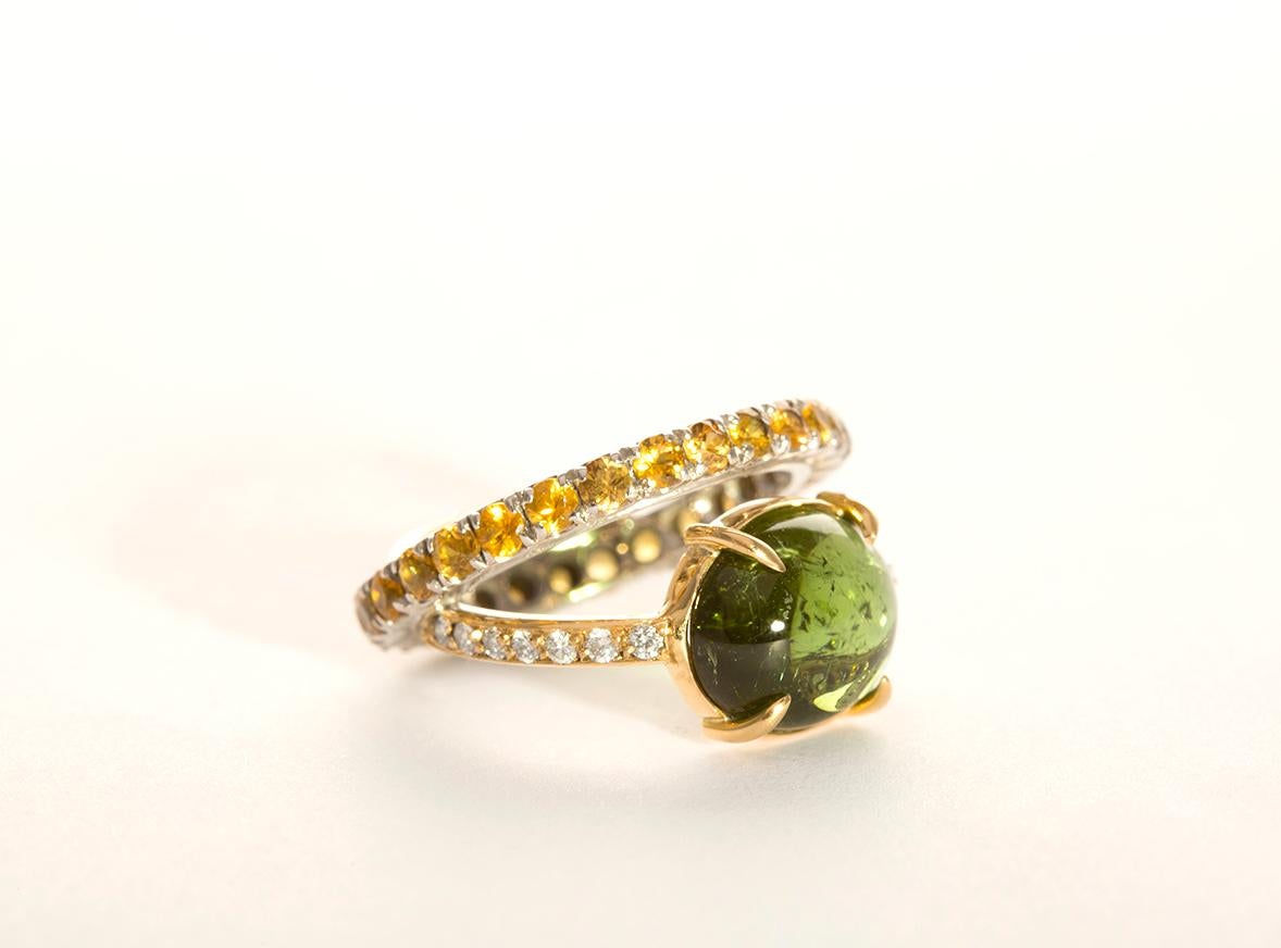 Moderner moderner 18 K Gold 4,26 Karat grüner Turmalin 0,10 Karat Diamanten Saphir Ring im Zustand „Neu“ im Angebot in Rome, IT