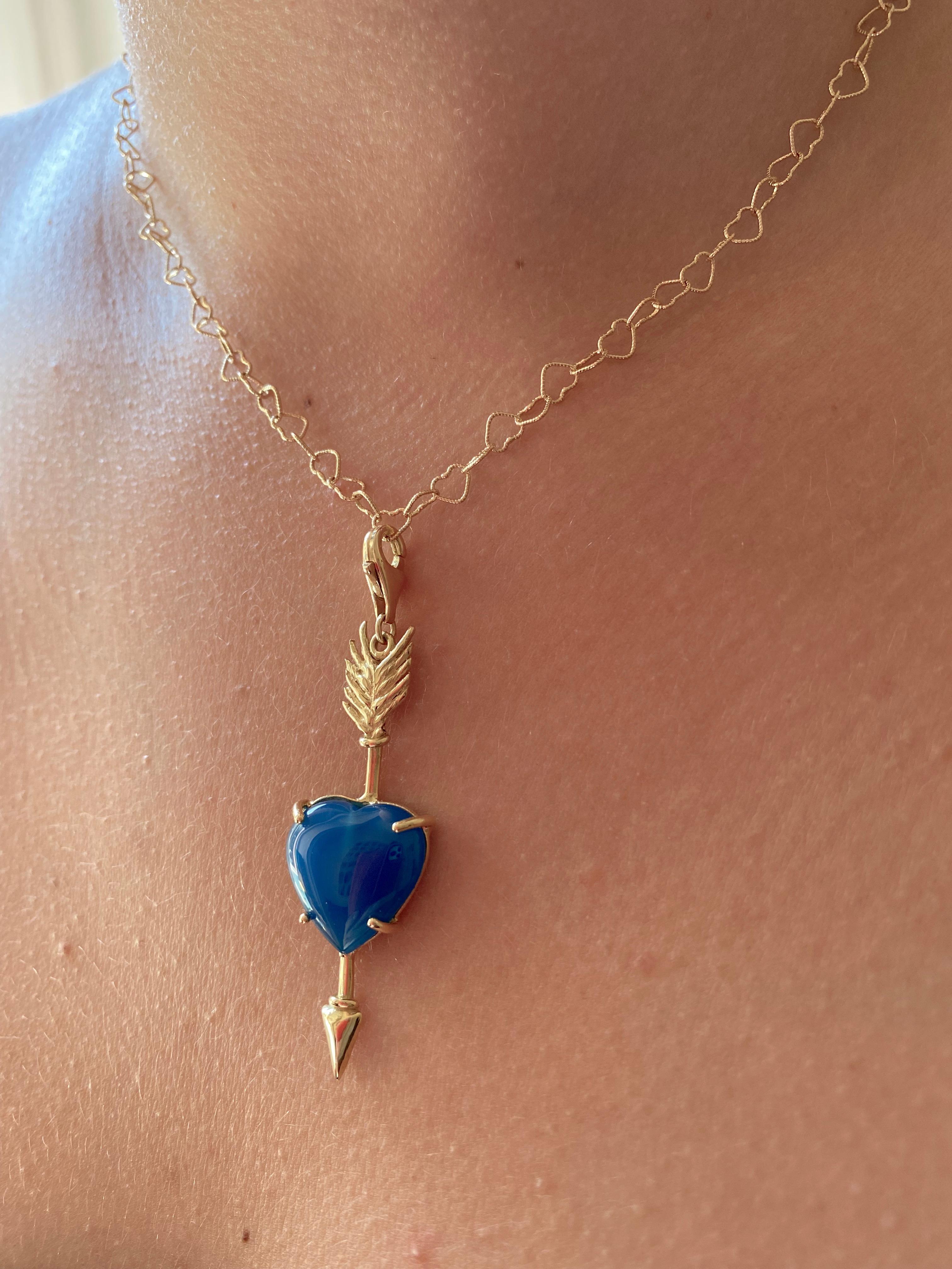 Pendentif artisanal en or 18 carats avec agate bleue en forme de cœur et breloque en forme de plume de chance  en vente 4