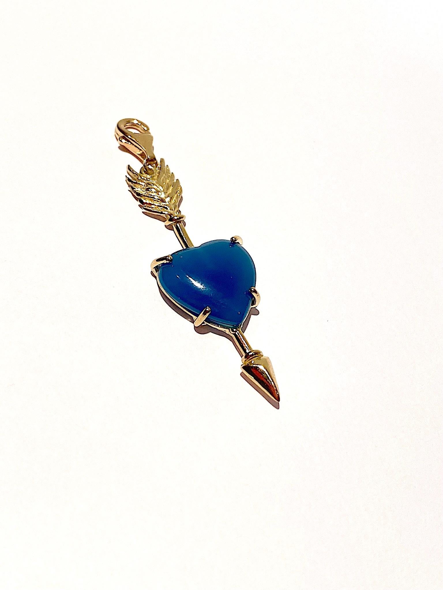 Moderniste Pendentif artisanal en or 18 carats avec agate bleue en forme de cœur et breloque en forme de plume de chance  en vente