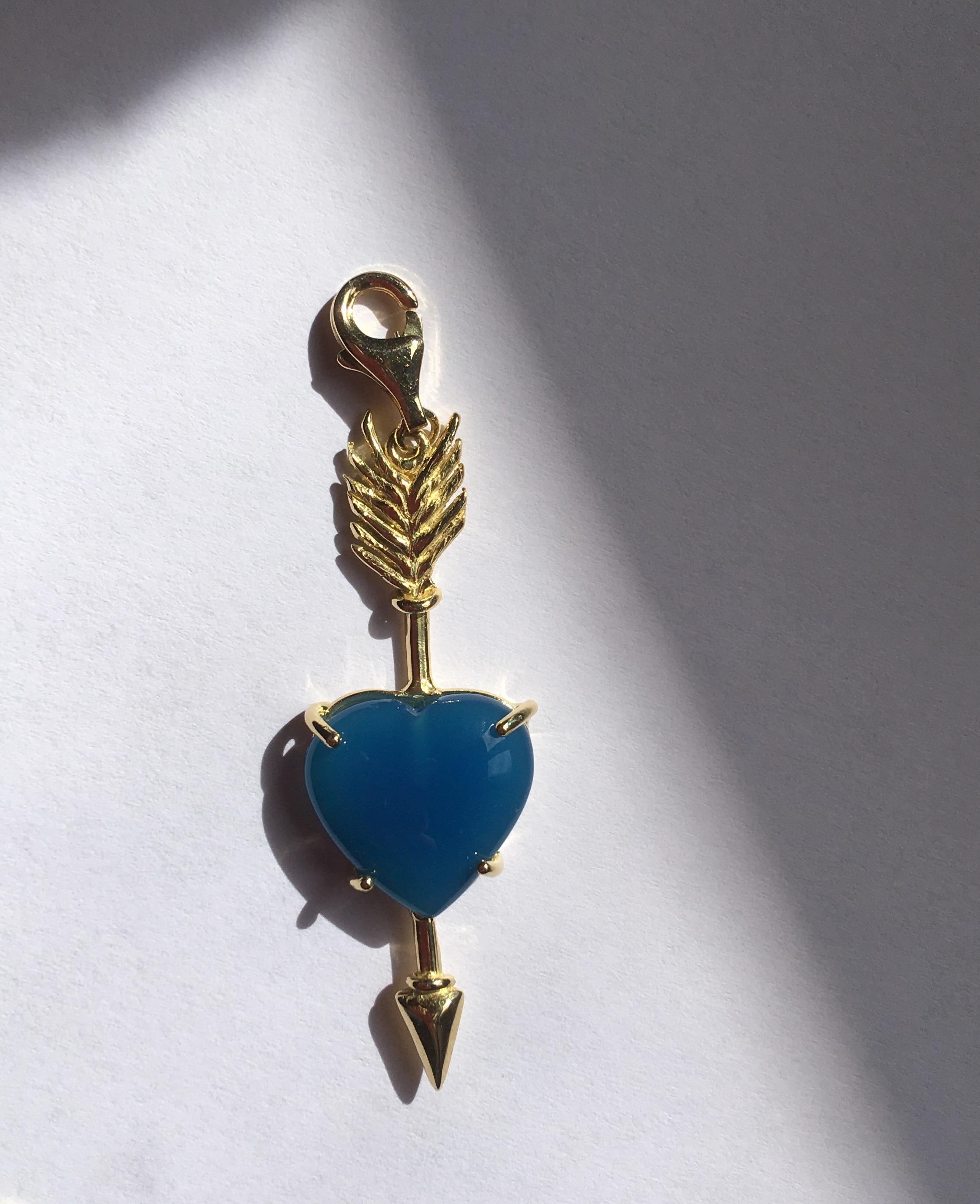 Taille cœur Pendentif artisanal en or 18 carats avec agate bleue en forme de cœur et breloque en forme de plume de chance  en vente