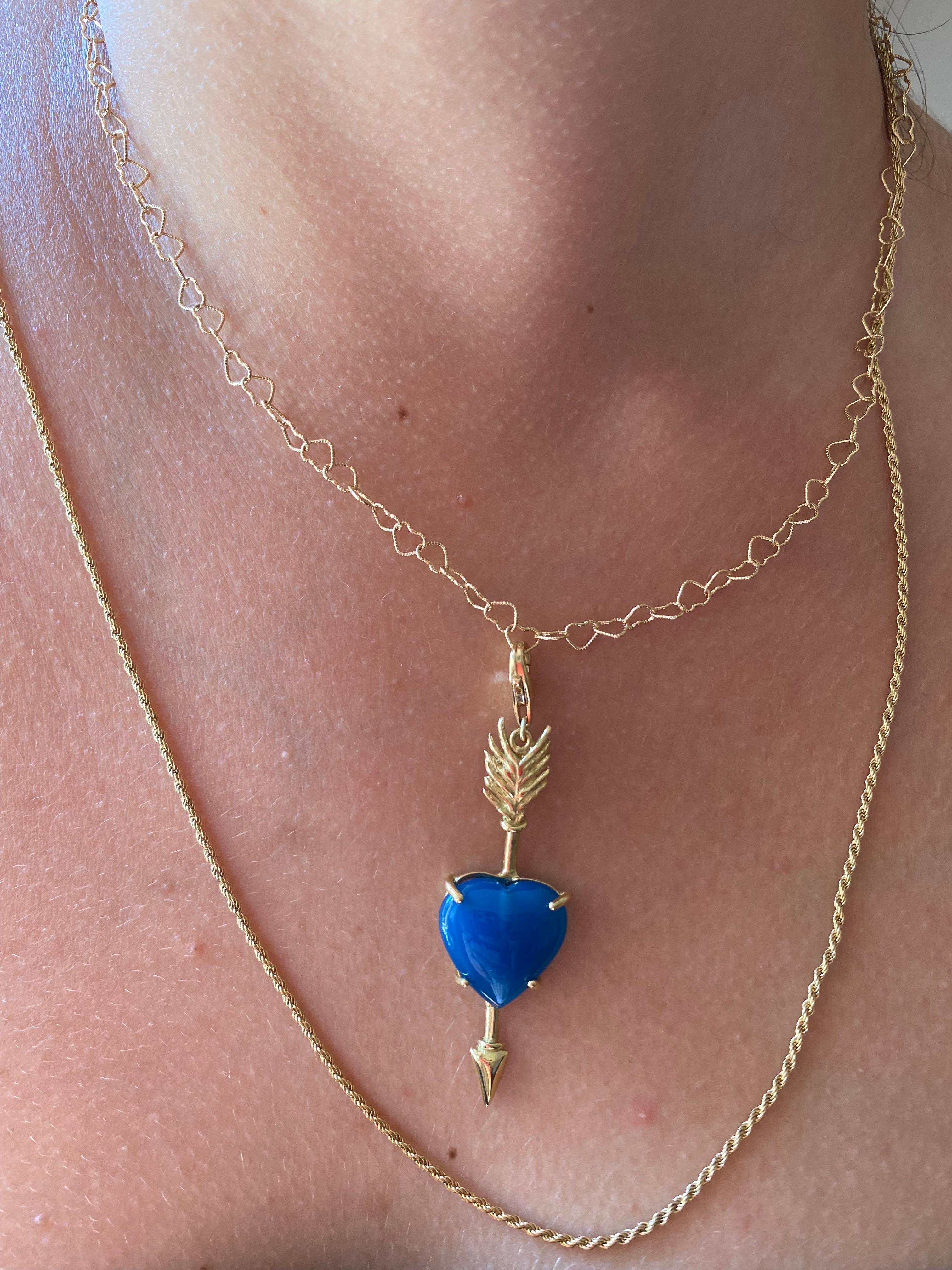  Collection Design Rossella Ugolini  un joli pendentif fabriqué à la main en or 18 carats et orné d'une belle agate bleu foncé en forme de cœur. Un cadeau d'amour ouvertement inspiré par la signification du cœur avec la flèche liée à l'amour,
