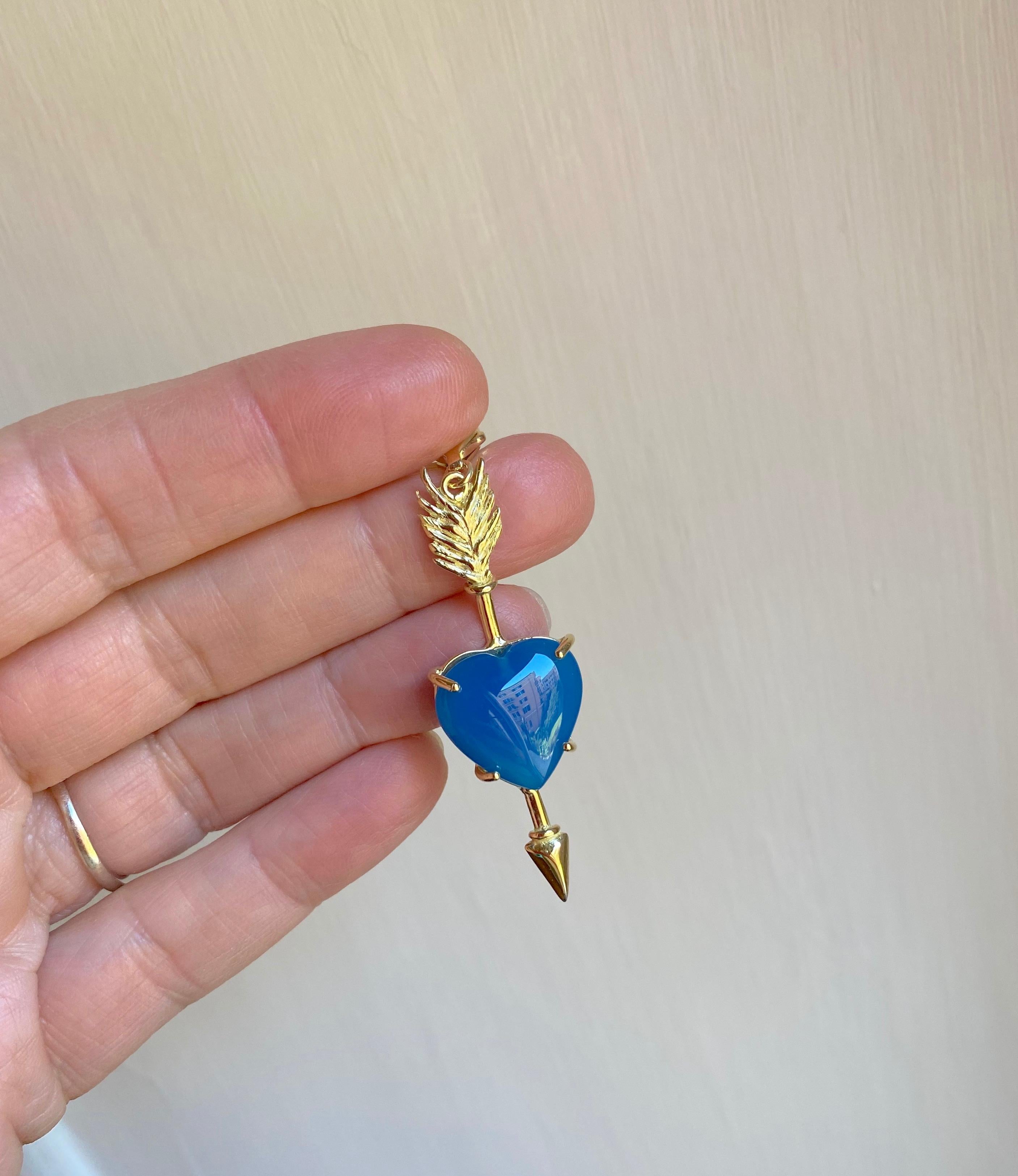 Pendentif artisanal en or 18 carats avec agate bleue en forme de cœur et breloque en forme de plume de chance  en vente 1