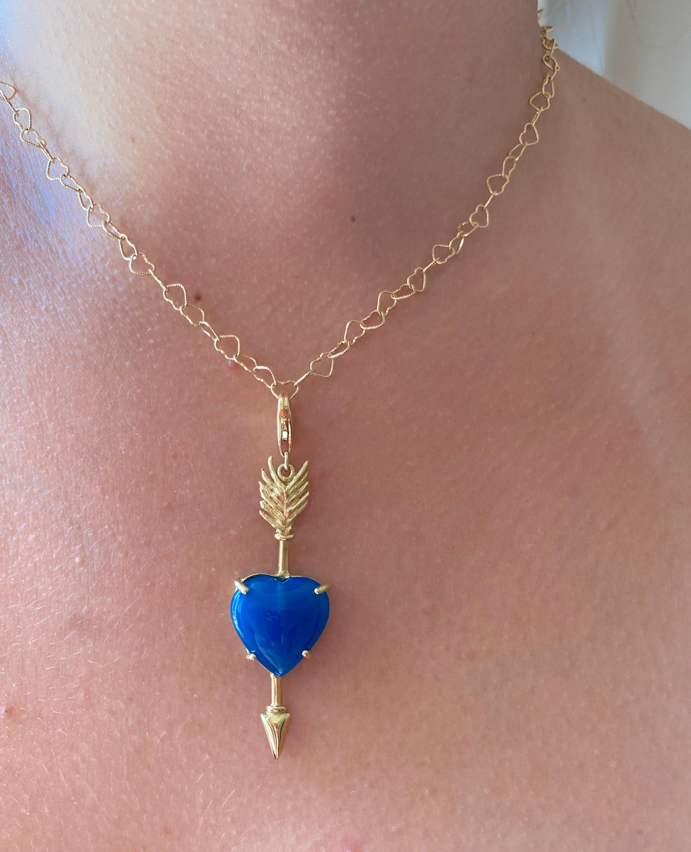 Pendentif artisanal en or 18 carats avec agate bleue en forme de cœur et breloque en forme de plume de chance  Neuf - En vente à Rome, IT