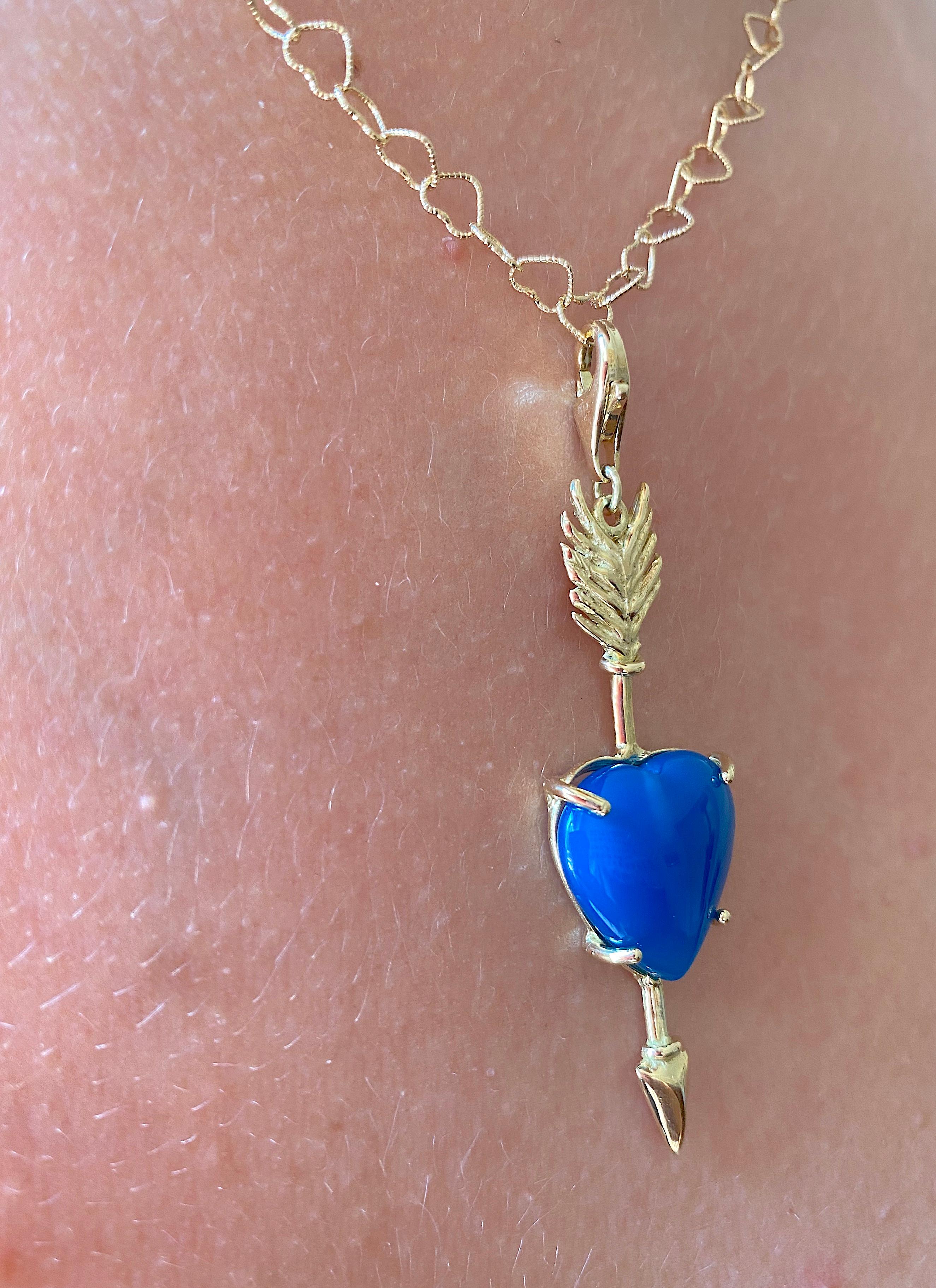 Pendentif artisanal en or 18 carats avec agate bleue en forme de cœur et breloque en forme de plume de chance  en vente 3