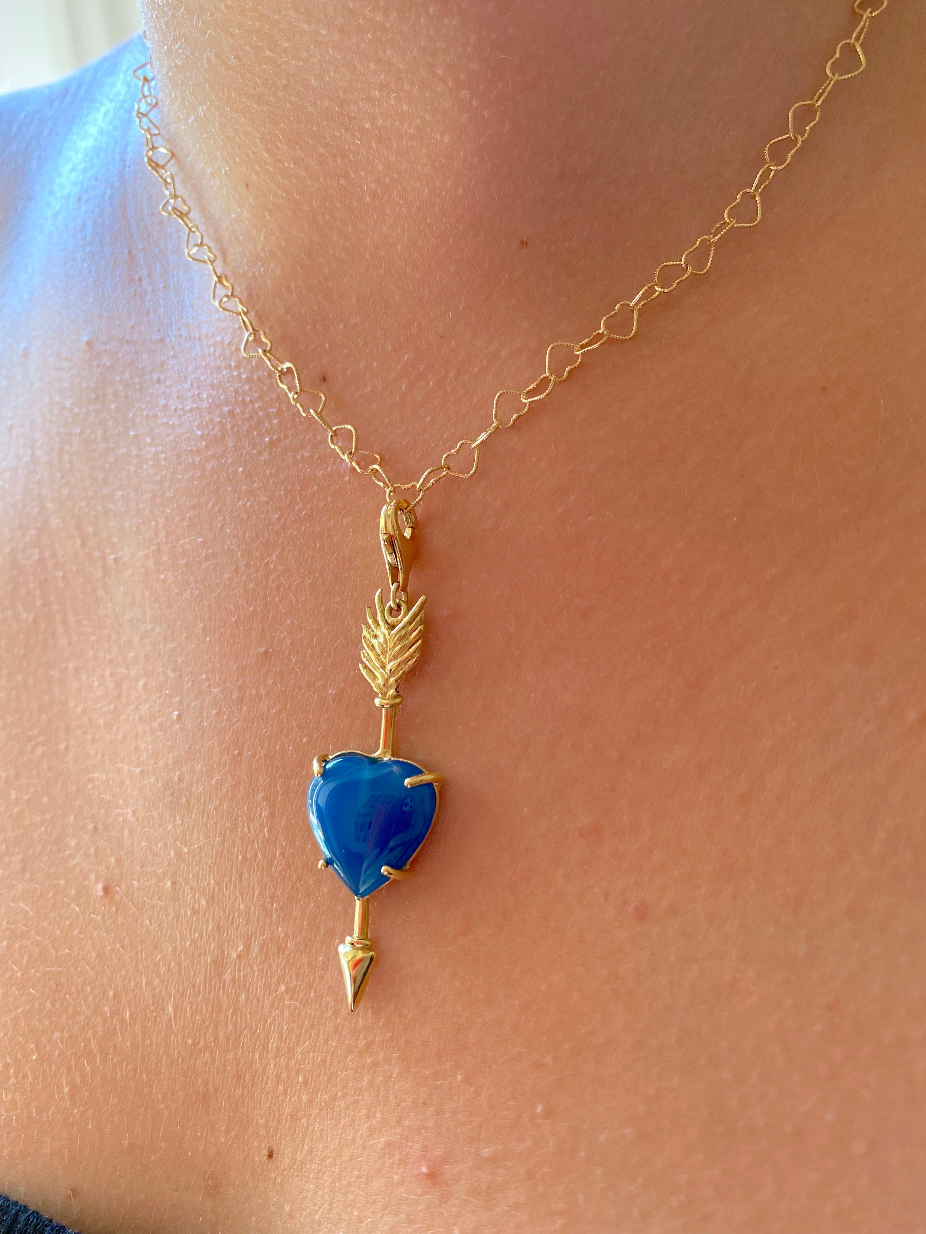 Pendentif artisanal en or 18 carats avec agate bleue en forme de cœur et breloque en forme de plume de chance  en vente 2