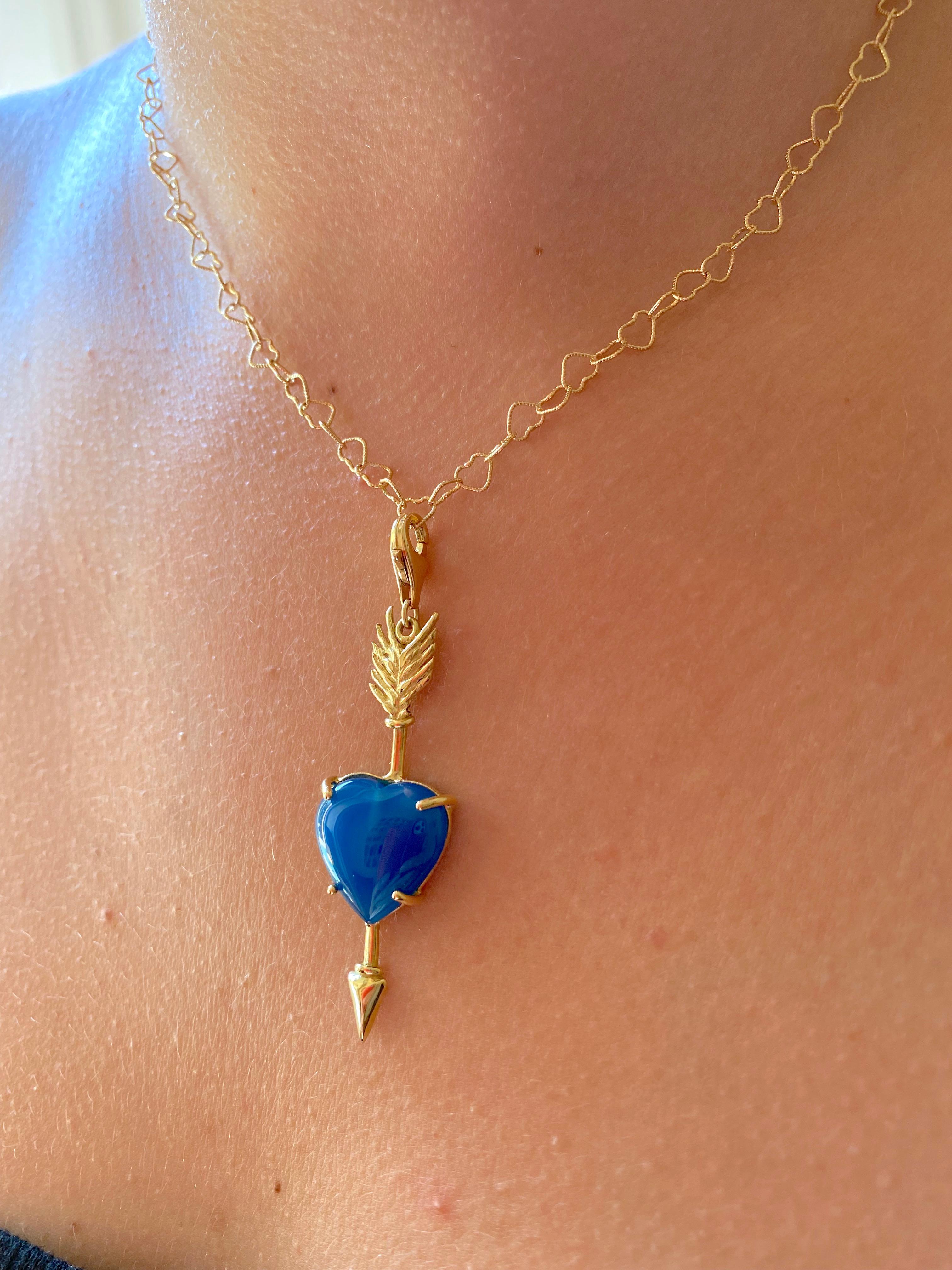 Ciondolo artigianale in oro 18 carati con agata blu, cuore e amore, piuma portafortuna in vendita 2