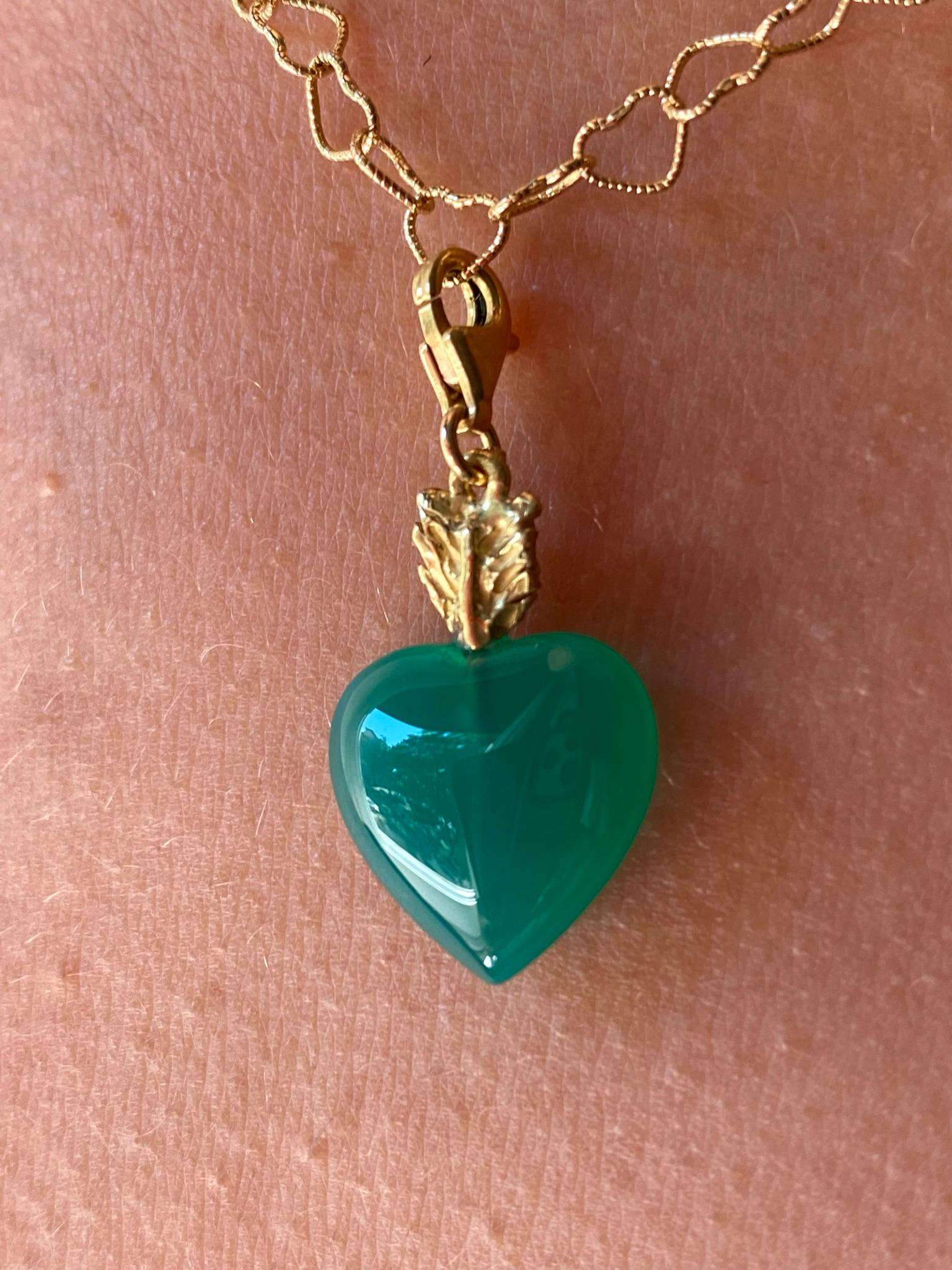 Modern Charme 18 Karats Gold Green Agate Heart Shape Love Feather Handcrafted Pendant For Sale
