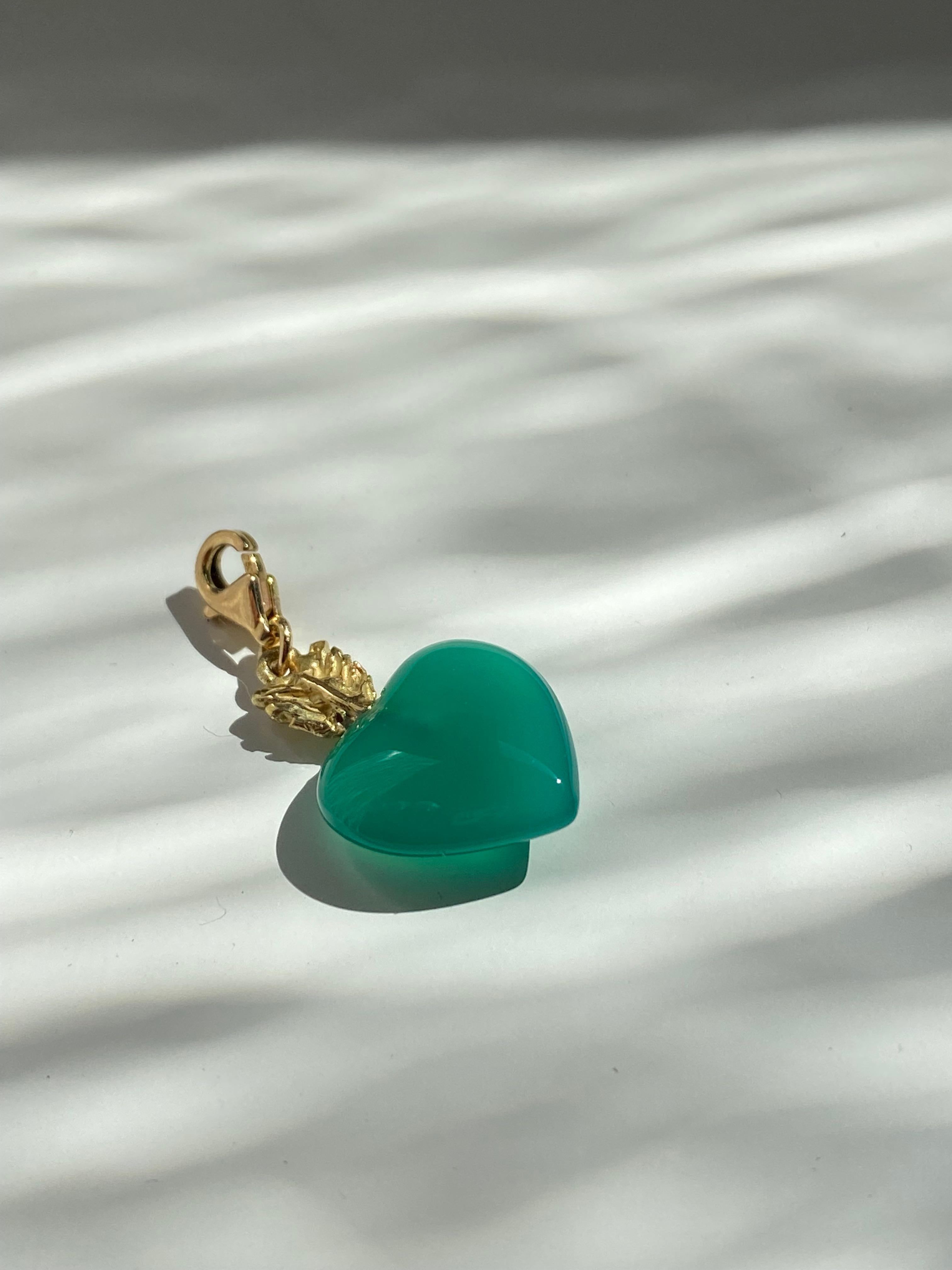 Charme 18 Karats Gold Green Agate Heart Shape Love Feather Handcrafted Pendant For Sale 1