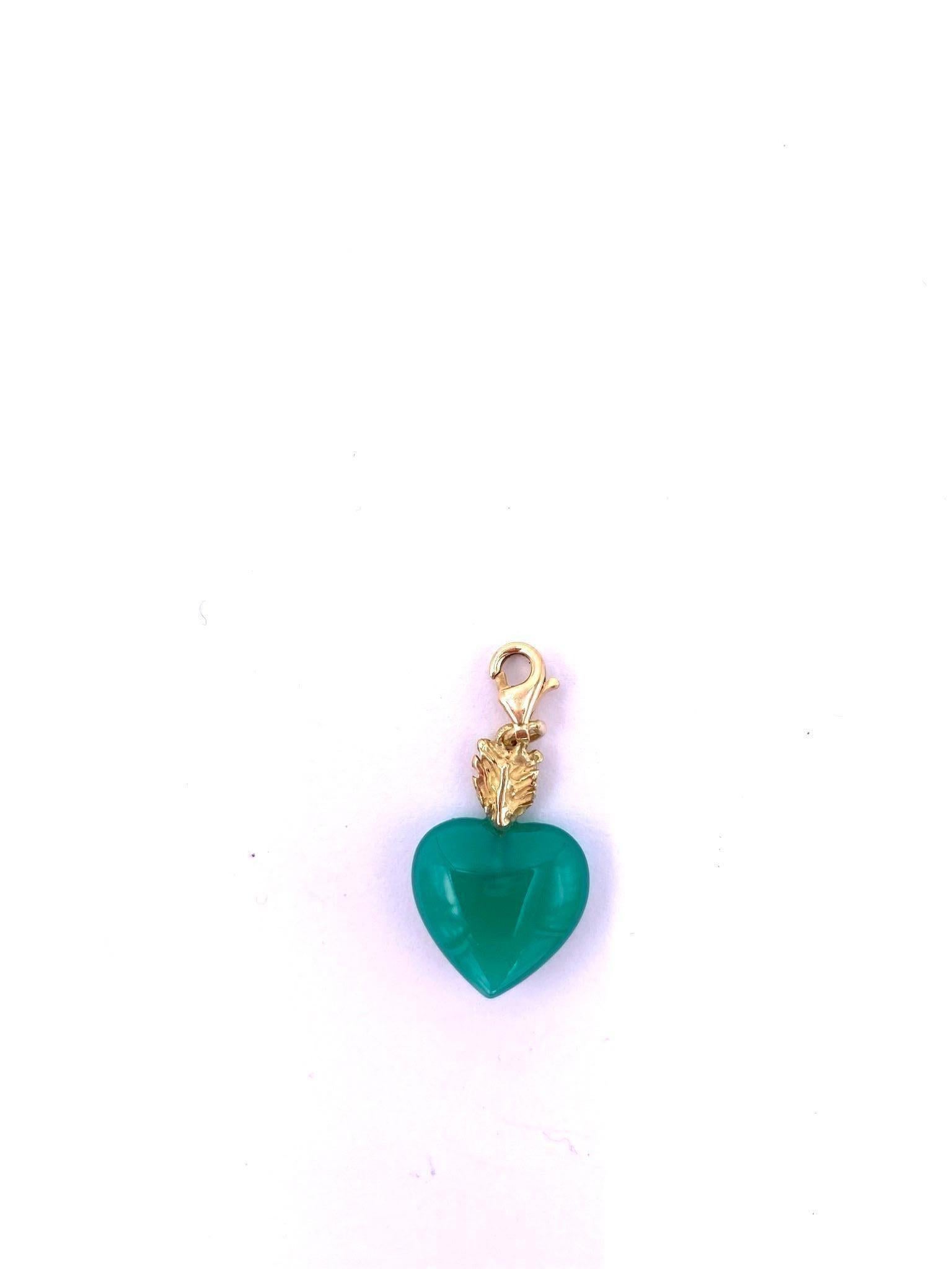 Charm 18 Karats Gold Green Agate Heart Shape Love Feather Handcrafted Pendant In New Condition In Rome, IT