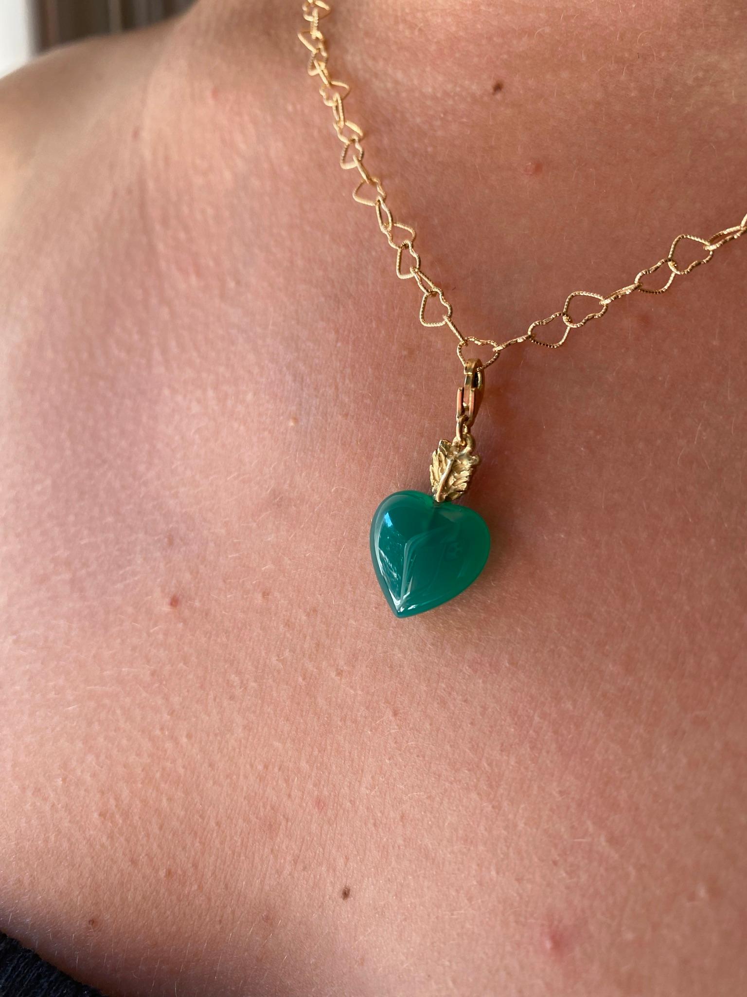 Charme Pendentif artisanal en forme de cœur en or 18 carats et agate verte avec plumes d'amour en vente 1