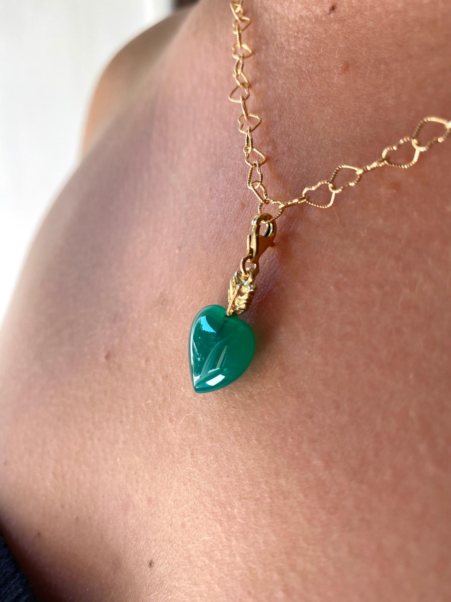 Charme Pendentif artisanal en forme de cœur en or 18 carats et agate verte avec plumes d'amour en vente 3