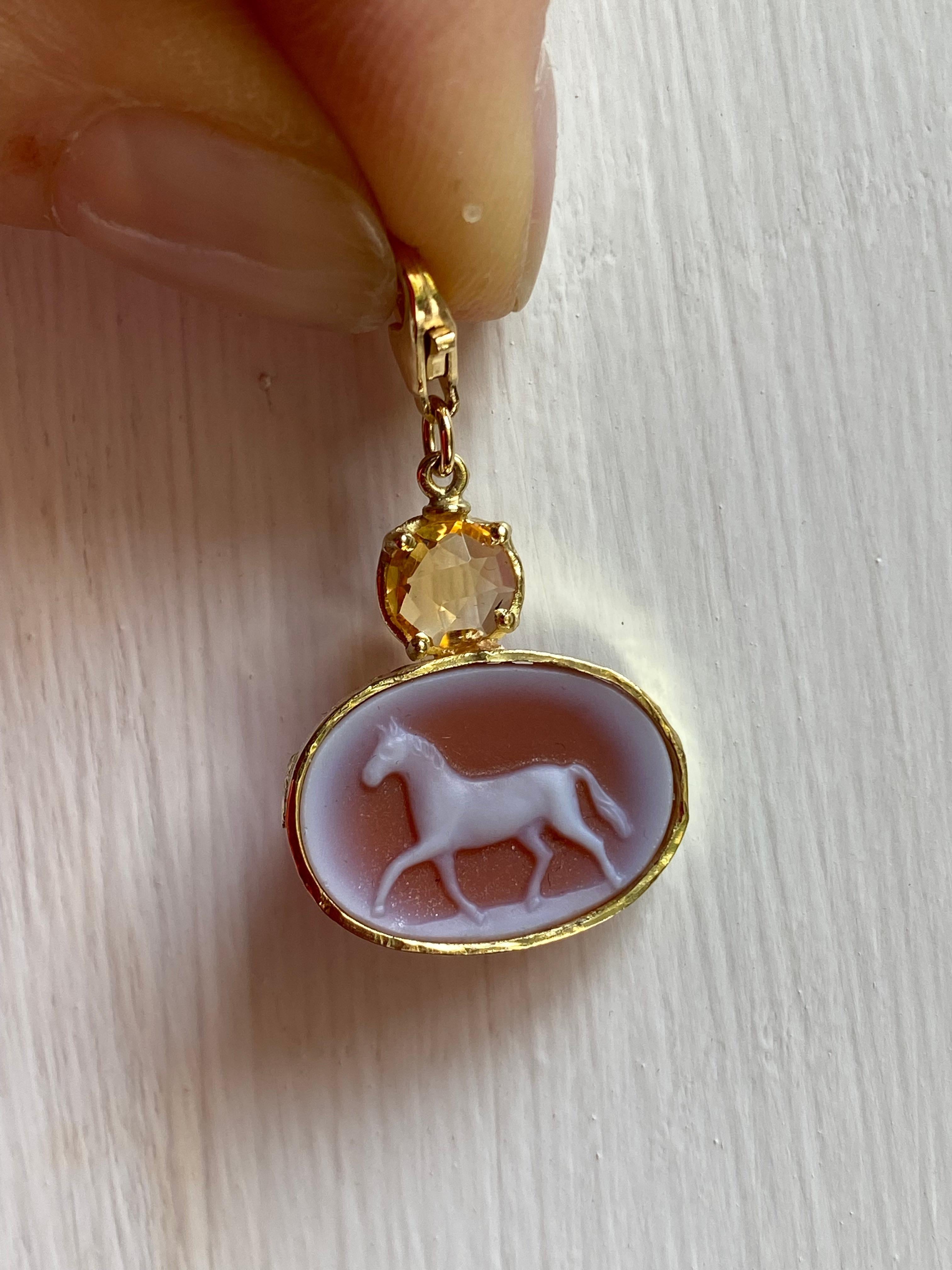 Handcrafted 18 Karats Yellow Gold Hammered Bezel Carnelian Citrine Horse Charme For Sale 1