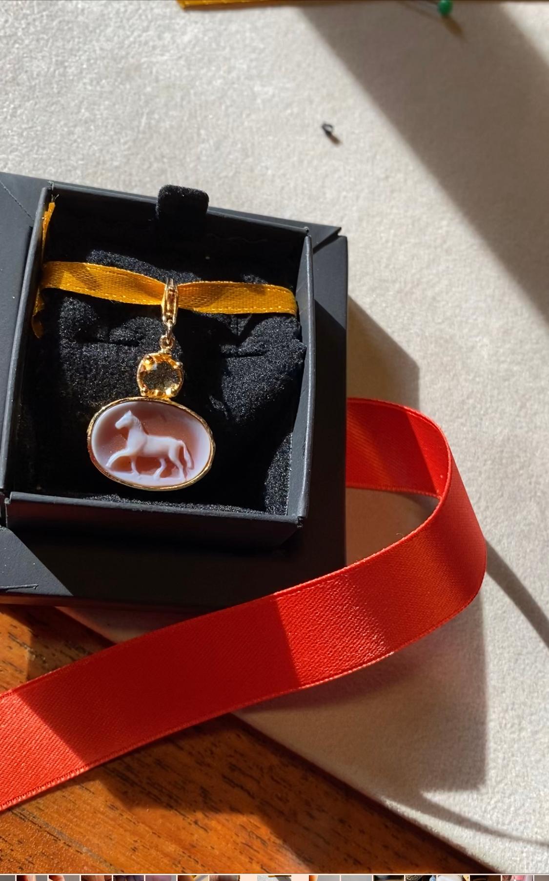 Handcrafted 18 Karats Yellow Gold Hammered Bezel Carnelian Citrine Horse Charme For Sale 2